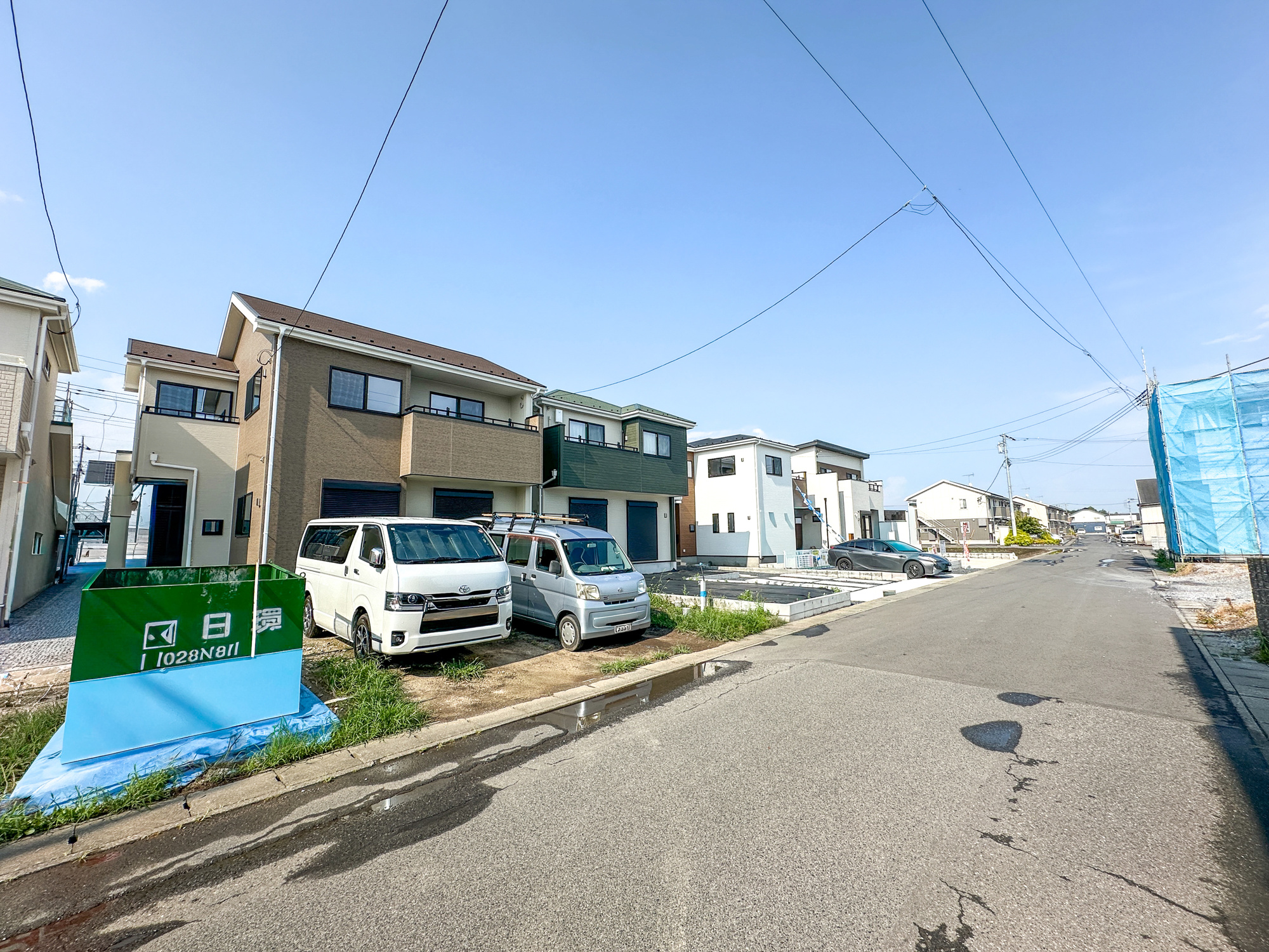 栃木市平柳町３丁目の新築一戸建の前面道路含む現地写真|低層の一戸建てを中心とした街並みが整然と続き、周辺は高い建物が建っていないので、採光や開放性に恵まれ、空が広く緑の多い閑静な趣を感じる環境です。