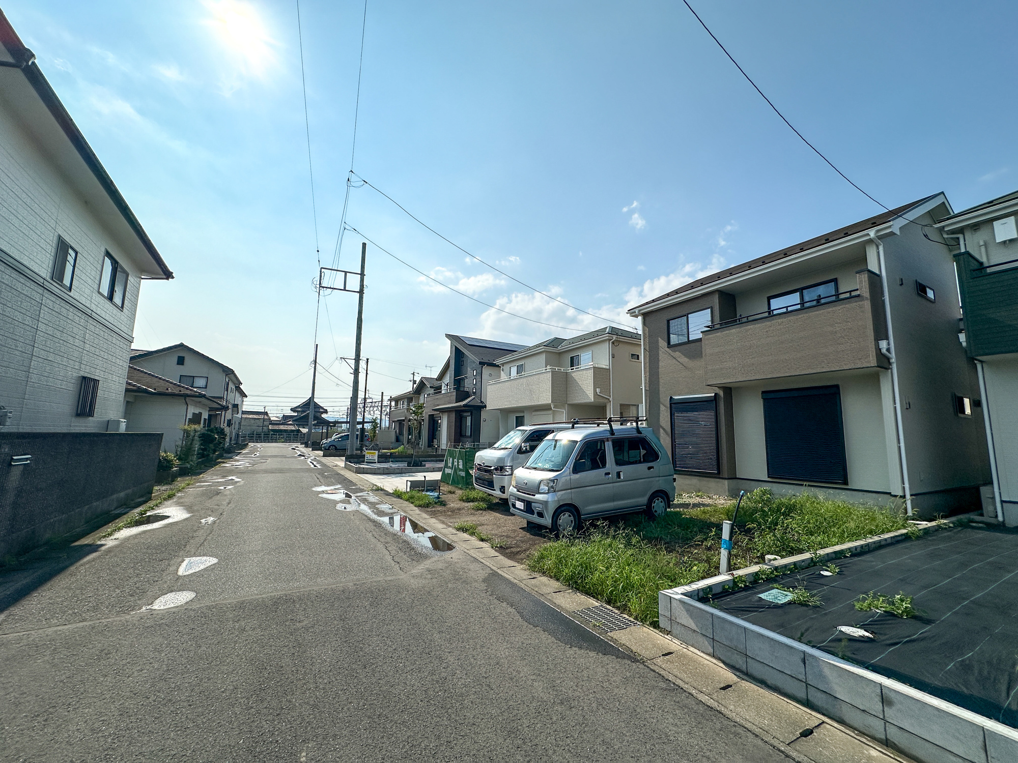 栃木市平柳町３丁目の新築一戸建の前面道路含む現地写真|前面道路は閑静な住宅地をはしる車通りの少ない道路。お車の出し入れが苦手なママや小さなお子様にも安心ですね。しっかり舗装もされているので、ベビーカーや自転車で通っても快適に通行できます。
