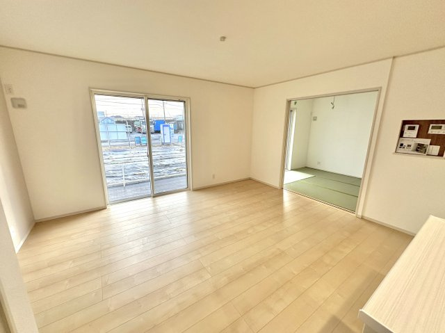 栃木市平柳町３丁目の新築一戸建の居間・リビング|室内にいても、たっぷりの陽光と爽やかな風を感じて頂ける、開放感あふれるリビングです。
ご家族と穏やかに過ごす、心地の良い時間が流れます。