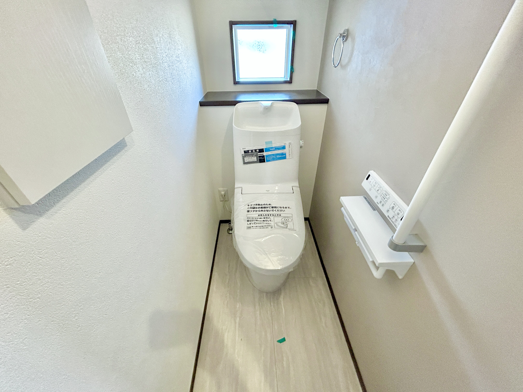 前橋市箱田町第9期　新築住宅全7棟のトイレ|節水型でエコなトイレには、今では当たり前の洗浄付き。便座を温める機能もついていて、居心地良くてトイレから出られなくなるかも！換気用に換気扇はもちろん、窓も着いているので常に快適ですね♪