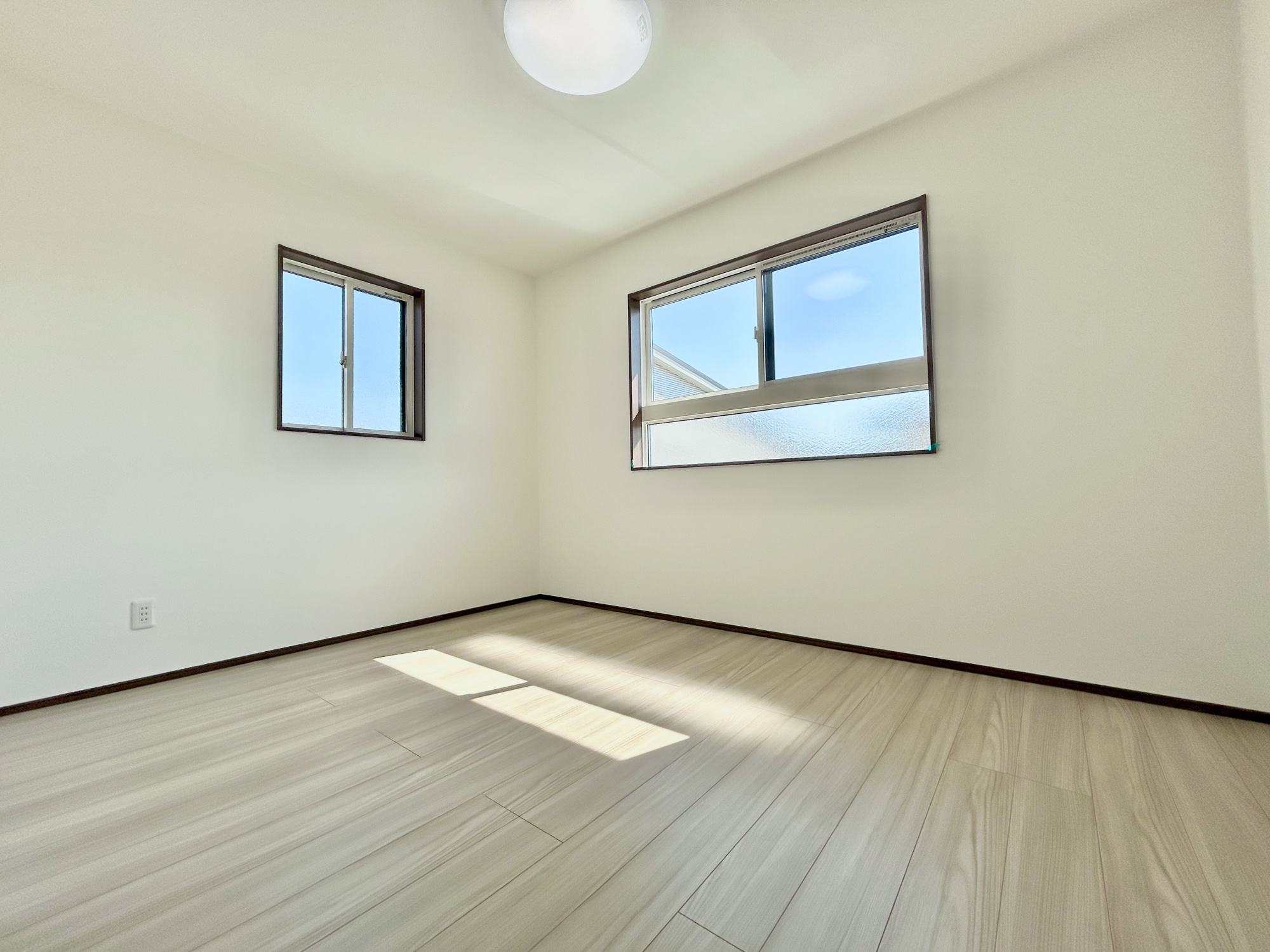 前橋市箱田町第9期　新築住宅全7棟の洋室|木目のフローリングが暖かみのある室内に。明るい寝室で心地のいい朝を迎えられそう。