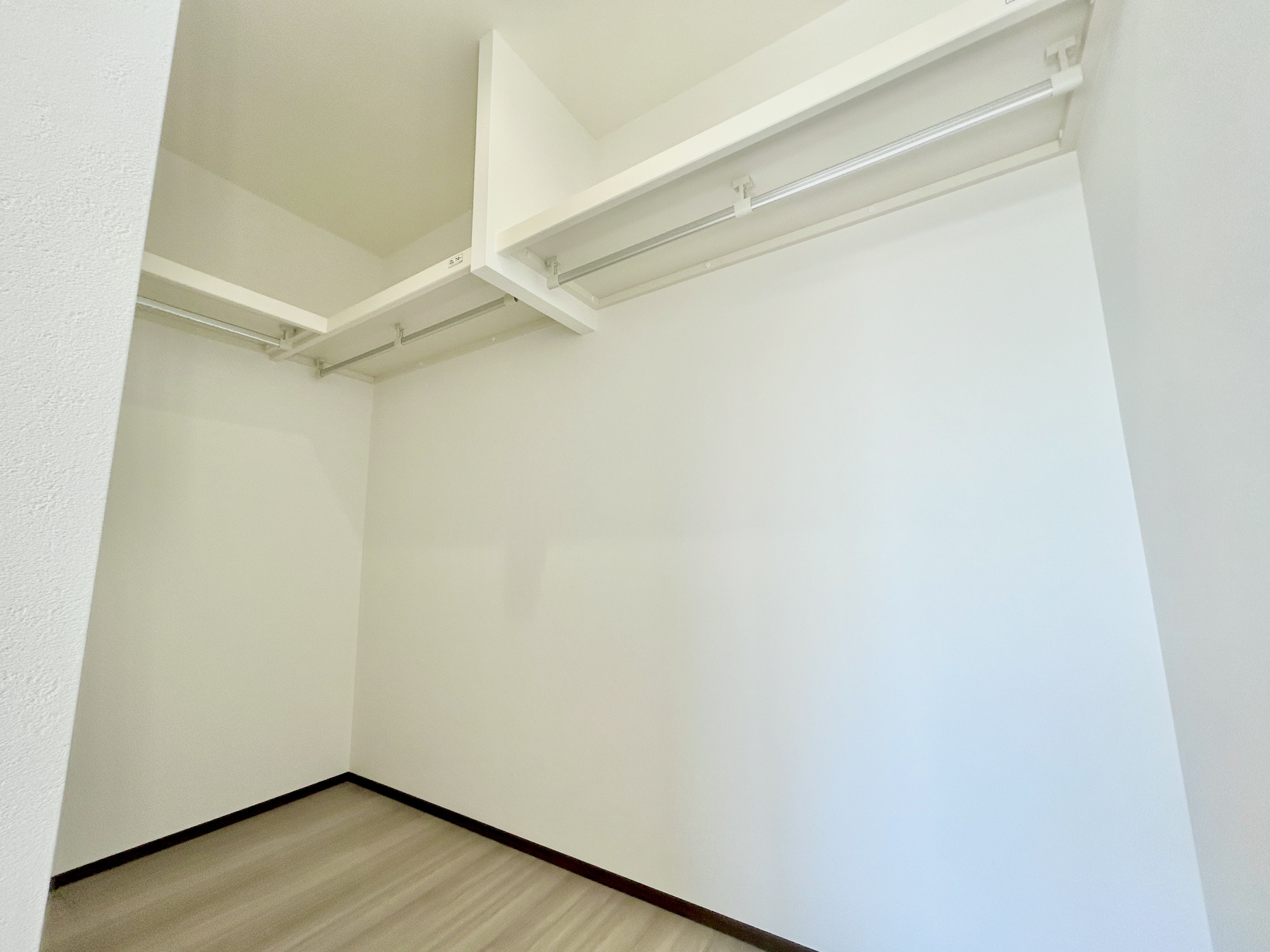 前橋市箱田町第9期　新築住宅全7棟の収納|たくさんのお洋服が入る、ウォークインクローゼット。
お洋服以外にも掃除機やスーツケースなどを一箇所に集約できるのが魅力です♪
収納ケースを置かなくていいのでお部屋の見た目にもスッキリ！