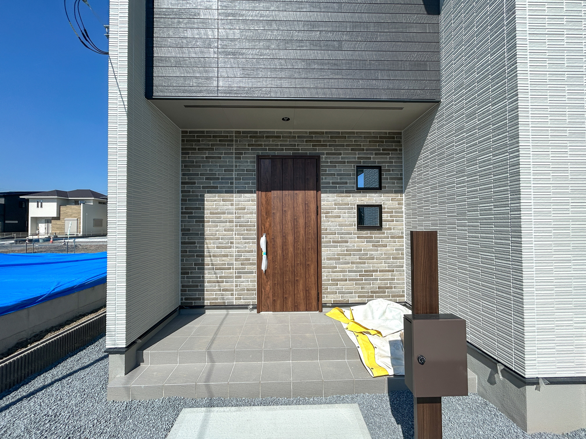 前橋市箱田町第9期　新築住宅全7棟の玄関|玄関上は屋根があるので雨の心配いらず♪