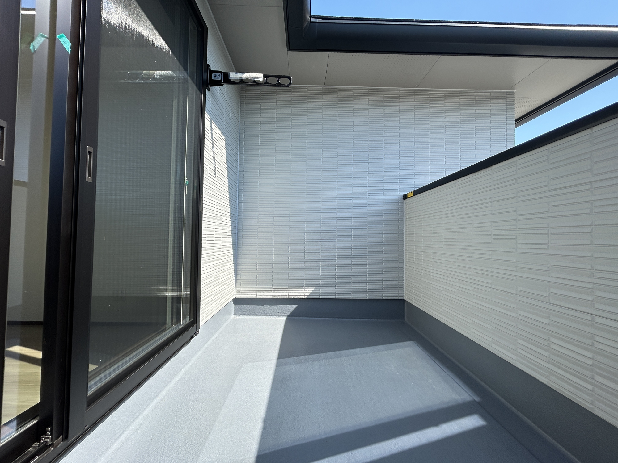 前橋市箱田町第9期　新築住宅全7棟のバルコニー|開放的なバルコニーは見晴らしもよく、太陽の温かな温もりをめいっぱい受け止めてくれます。太陽の光と爽やかな風を受けたお洗濯物はあっという間に乾き、取りこむ時には太陽の匂いを感じられそうですね。