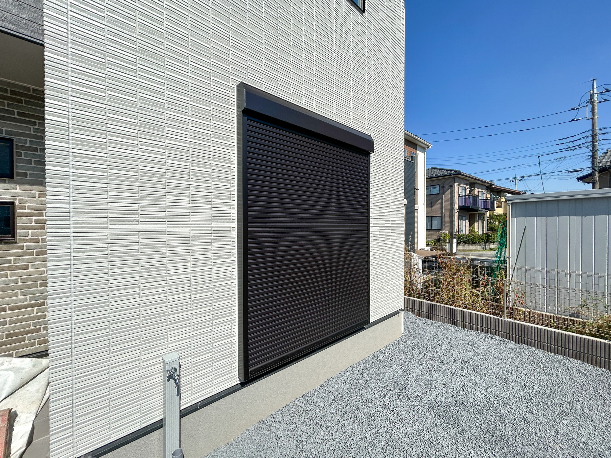 前橋市箱田町第9期　新築住宅全7棟の防犯設備|防風、防犯、防音、断熱と様々な効果を発揮するシャッター付きです♪