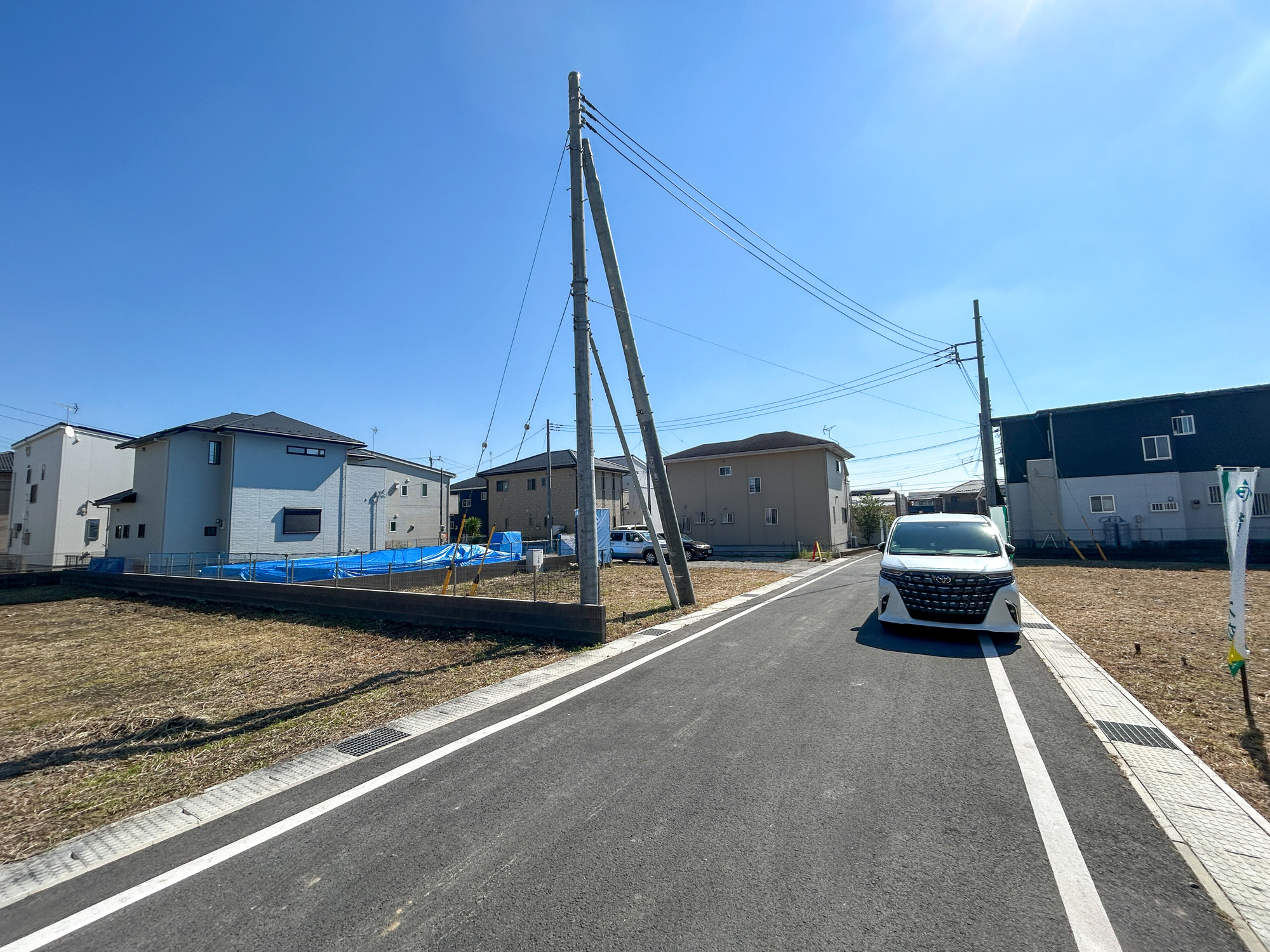 前橋市箱田町第9期　新築住宅全7棟の前面道路含む現地写真|閑静な住宅地で子育て家族にピッタリ。毎日のお散歩も快適な緑に恵まれたエリアで、自然に包まれた穏やかな暮らしを実現するための、ゆとりある住環境が整っています。

