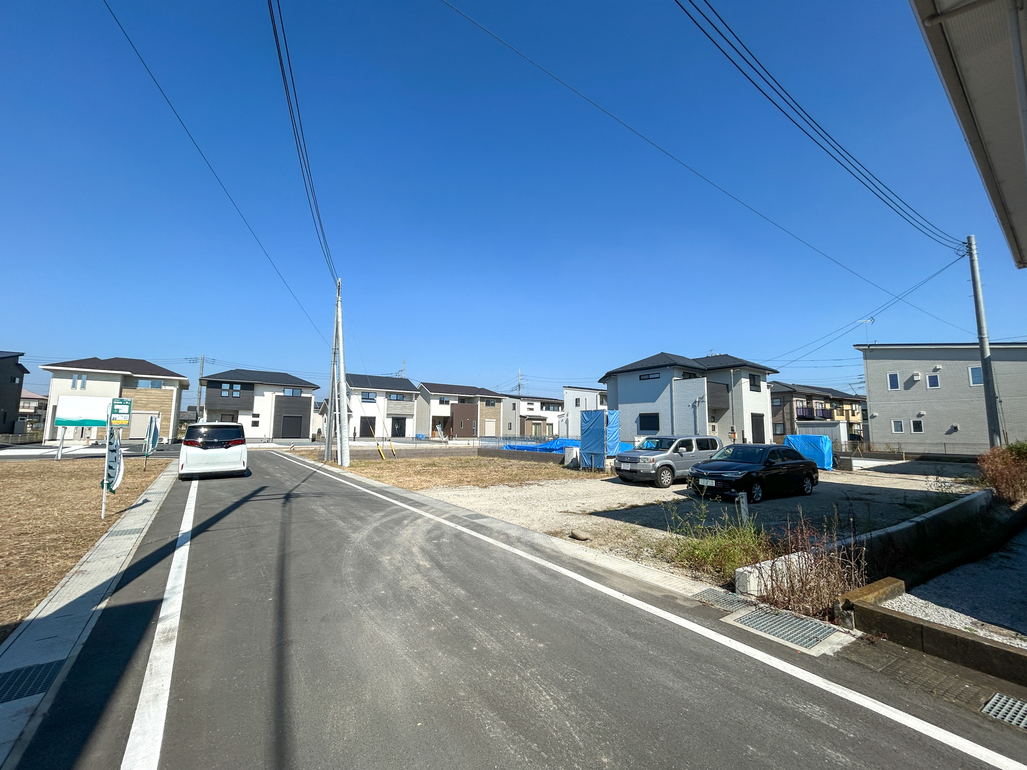 前橋市箱田町第9期　新築住宅全7棟の前面道路含む現地写真|低層の一戸建てを中心とした街並みが整然と続き、周辺は高い建物が建っていないので、採光や開放性に恵まれ、空が広く緑の多い閑静な趣を感じる環境です。

