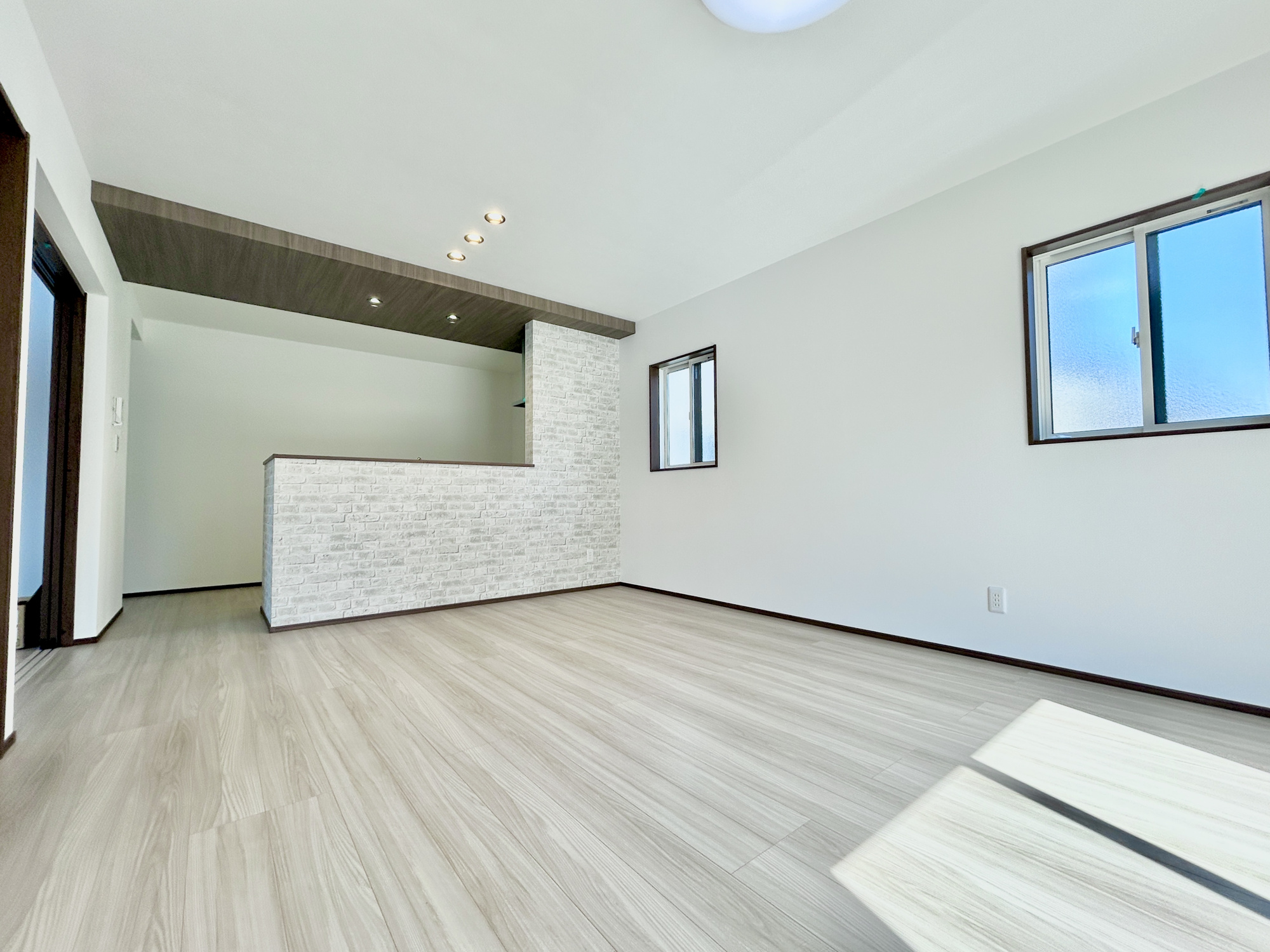 前橋市箱田町第9期　新築住宅全7棟の居間・リビング|室内にいても、たっぷりの陽光と爽やかな風を感じて頂ける、開放感あふれるリビングです。
ご家族と穏やかに過ごす、心地の良い時間が流れます。