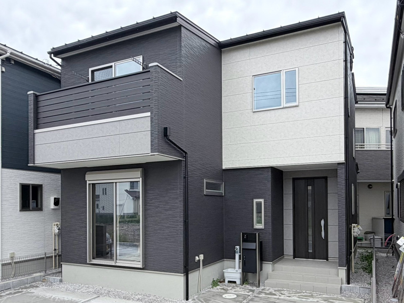 3色の貼り分けが特徴的で、個性がありながらも街並みと調和するお洒落な外観です。						
