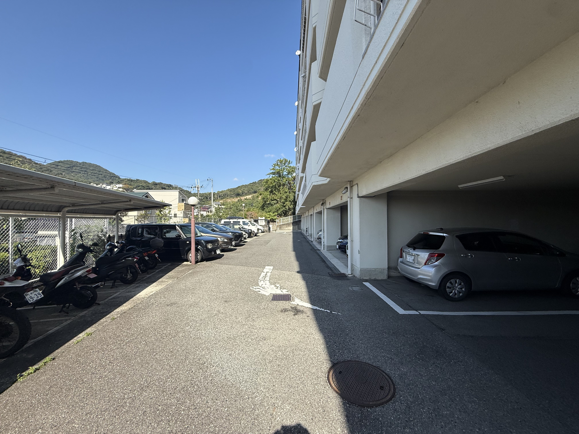 シャルム甲陽園の駐車場