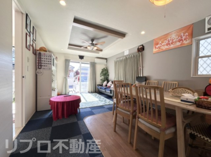 野田市清水中古戸建の居間・リビング|広々としたリビングは２０帖以上と開放的な空間！家族みんなで快適にお過ごしいただけます！