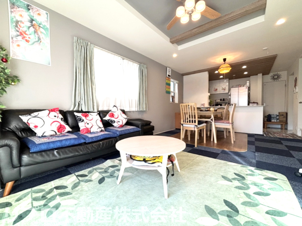 野田市清水中古戸建の居間・リビング|ダイニングスペースとリラックススペースをしっかり分けられるレイアウト！
家具の配置も自由に楽しめます