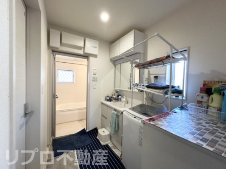 野田市清水中古戸建の独立洗面台|白で統一された洗面スペースはしっかりと収納付きで使い勝手良し！