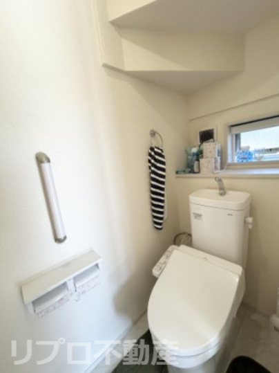 野田市清水中古戸建のトイレ|白で統一されているトイレは清潔感があります！温水洗浄便座付きです！
