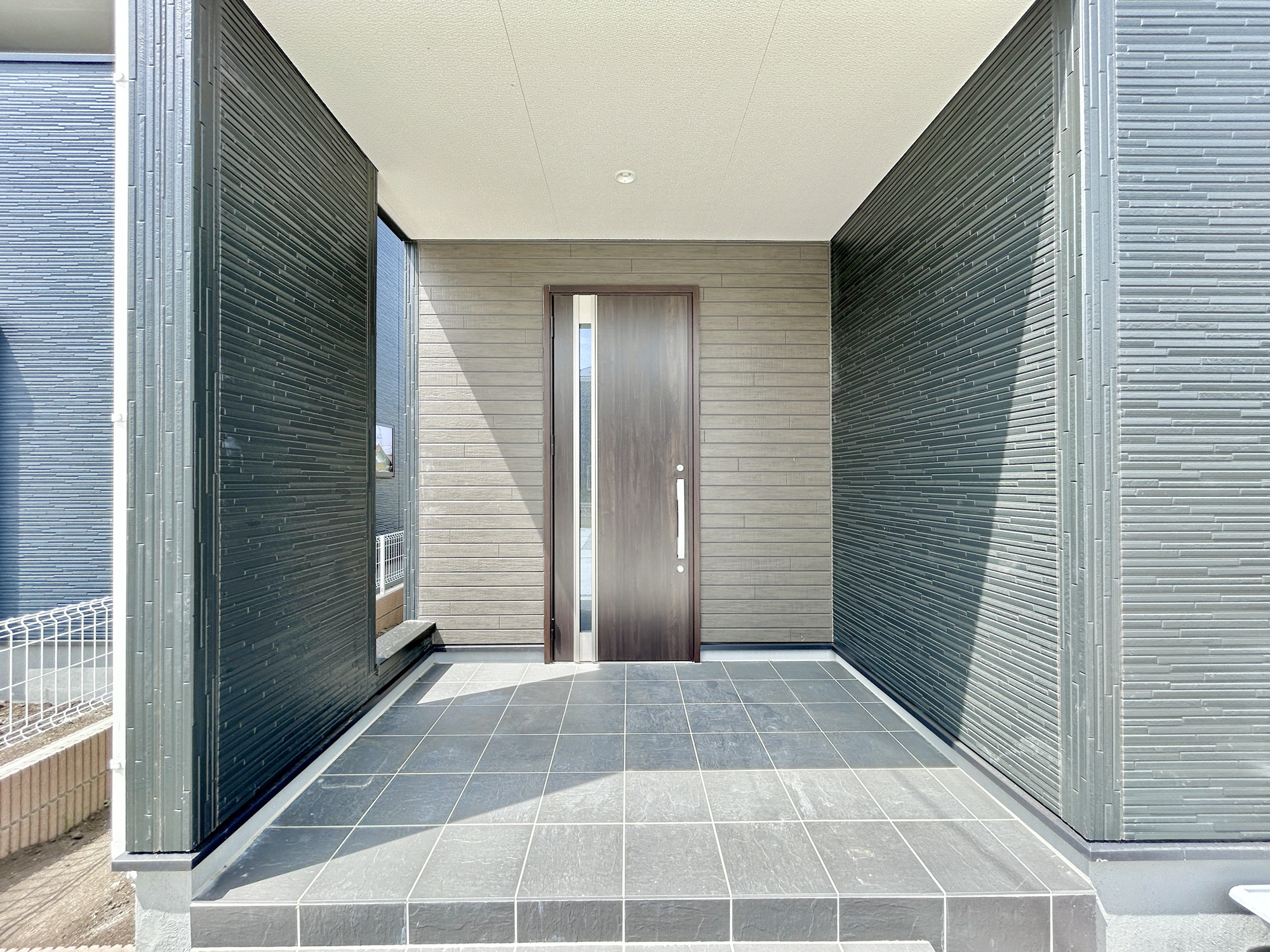 足利市本城２丁目の新築一戸建の玄関|【同社施工例】インナーバルコニーなので急な雨でも安心♪広々としたバルコニーで日々の洗濯物はもちろん、布団などの大物もたくさん干していただけます♪