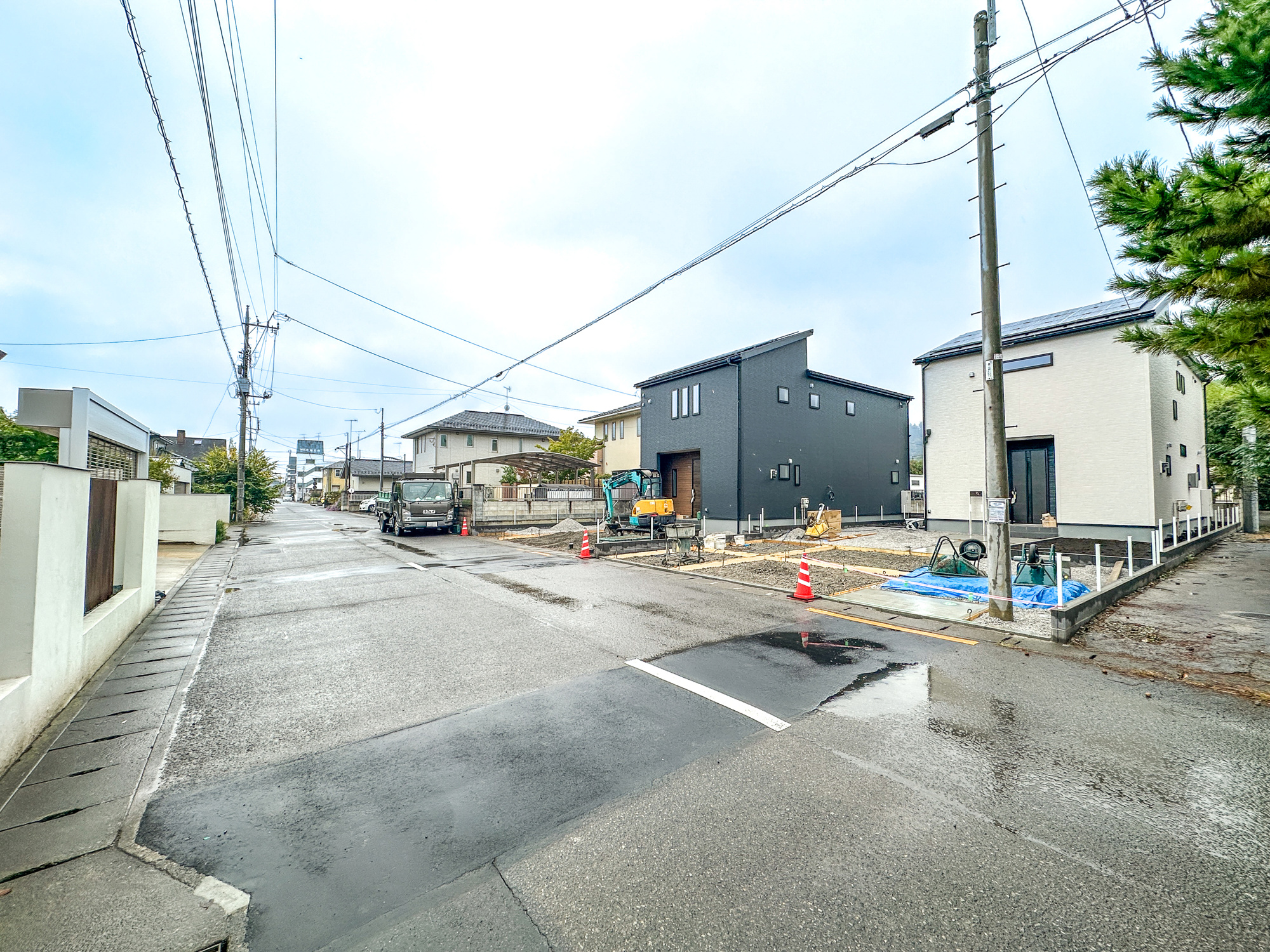 足利市本城２丁目の新築一戸建の前面道路含む現地写真|閑静な住宅地で子育て家族にピッタリ。毎日のお散歩も快適な緑に恵まれたエリアで、自然に包まれた穏やかな暮らしを実現するための、ゆとりある住環境が整っています。

