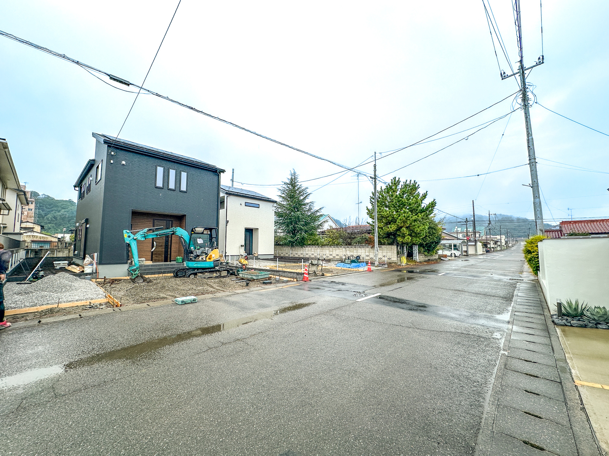 足利市本城２丁目の新築一戸建の前面道路含む現地写真|低層の一戸建てを中心とした街並みが整然と続き、周辺は高い建物が建っていないので、採光や開放性に恵まれ、空が広く緑の多い閑静な趣を感じる環境です。

