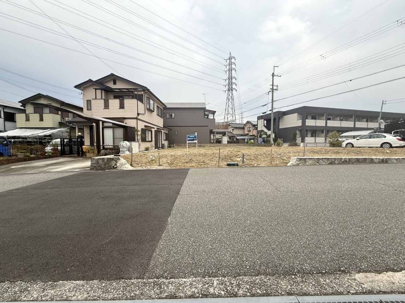 三田市南が丘2丁目土地　1号地の前面道路含む現地写真