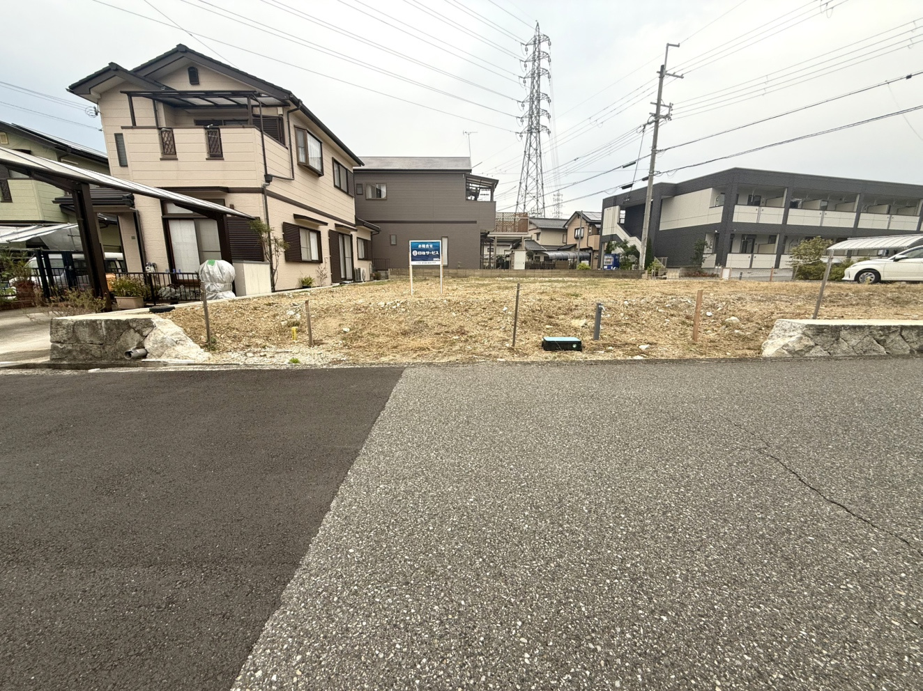 三田市南が丘2丁目土地　1号地の前面道路含む現地写真|豊かな自然に囲まれ、穏やかで心安らぐ時間を過ごせる住環境です。