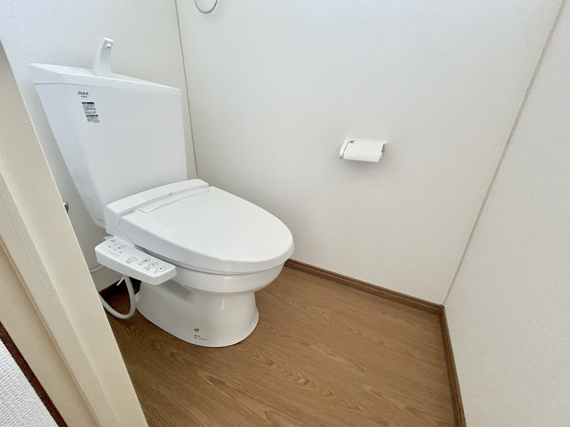前橋市天川原町1期　中古物件のトイレ|節水型でエコなトイレには、今では当たり前の洗浄付き。便座を温める機能もついていて、居心地良くてトイレから出られなくなるかも！窓も着いているので常に快適ですね♪