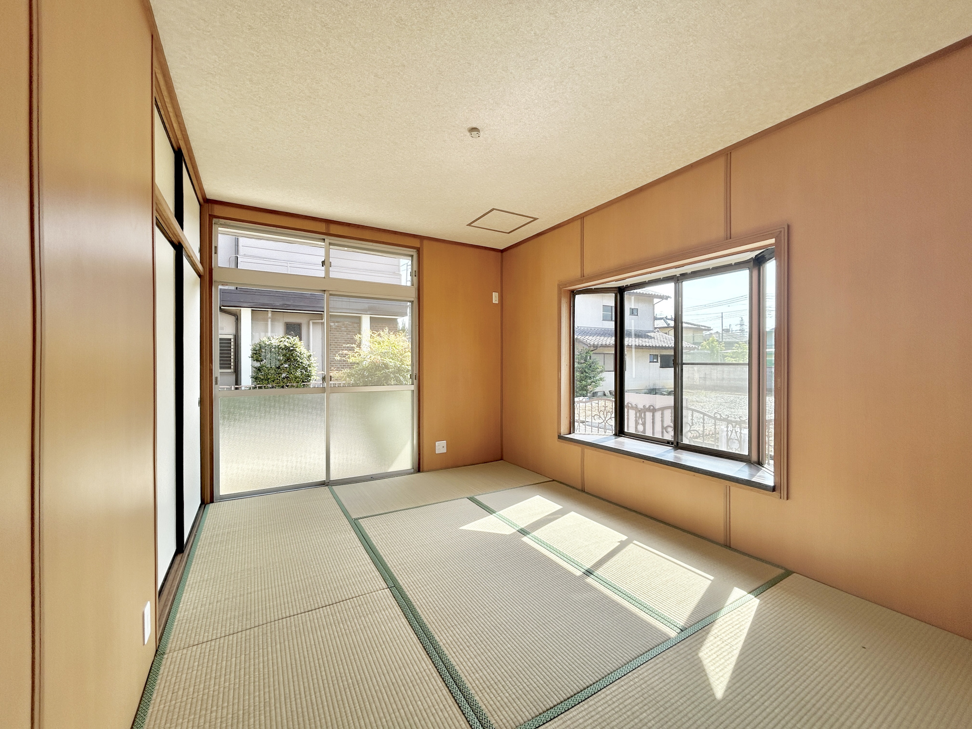 前橋市天川原町1期　中古物件の和室|大きな窓からたっぷりと陽光が注がれる明るい空間。時を忘れて過ごす場所として過ごせるお部屋。