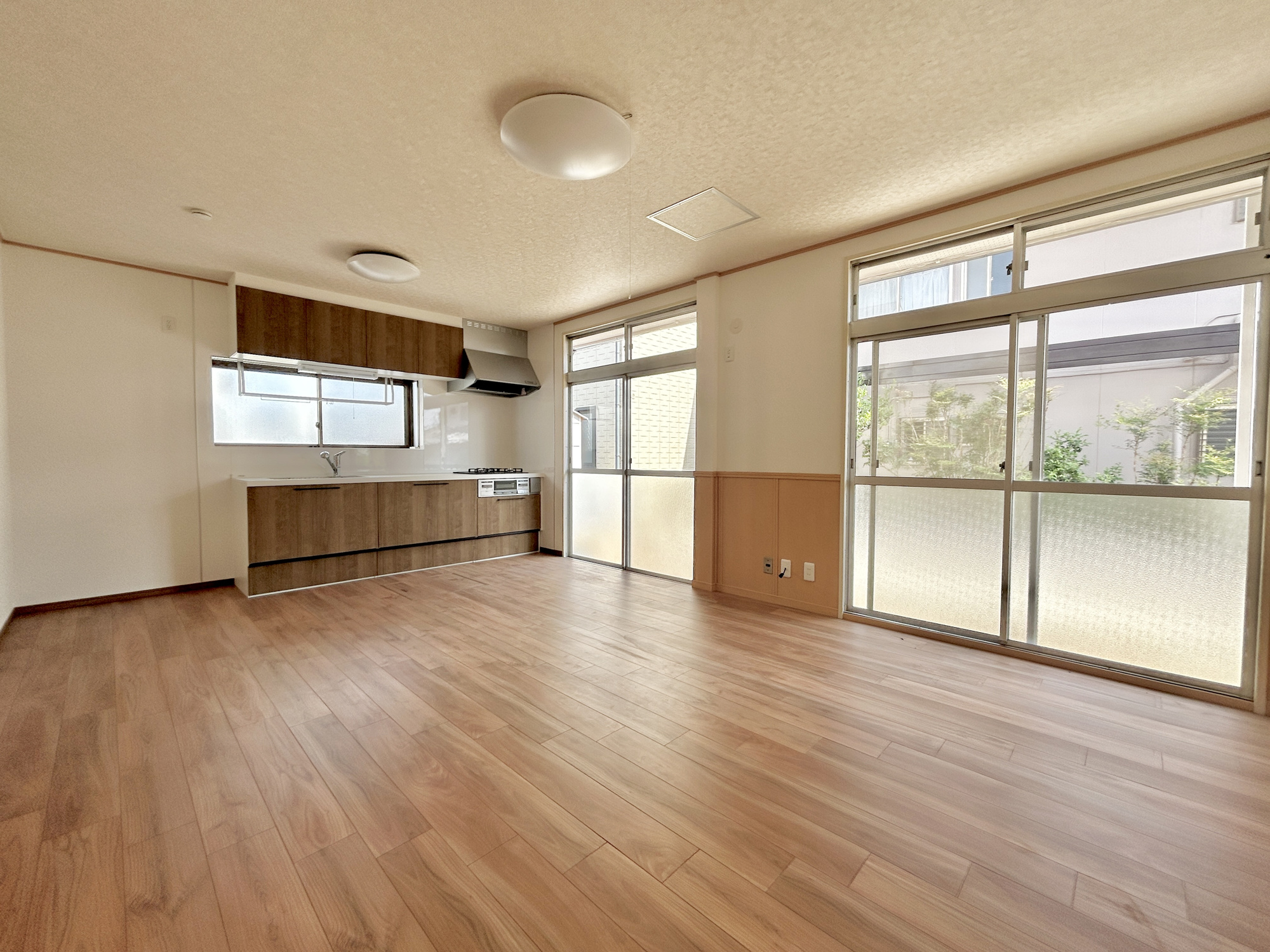 前橋市天川原町1期　中古物件の居間・リビング|南向きに大きく開いた窓からは、明るい陽射しが射し込みます。
爽やかな風が吹き抜ける心地良いリビングには、自然と家族が集まります。
