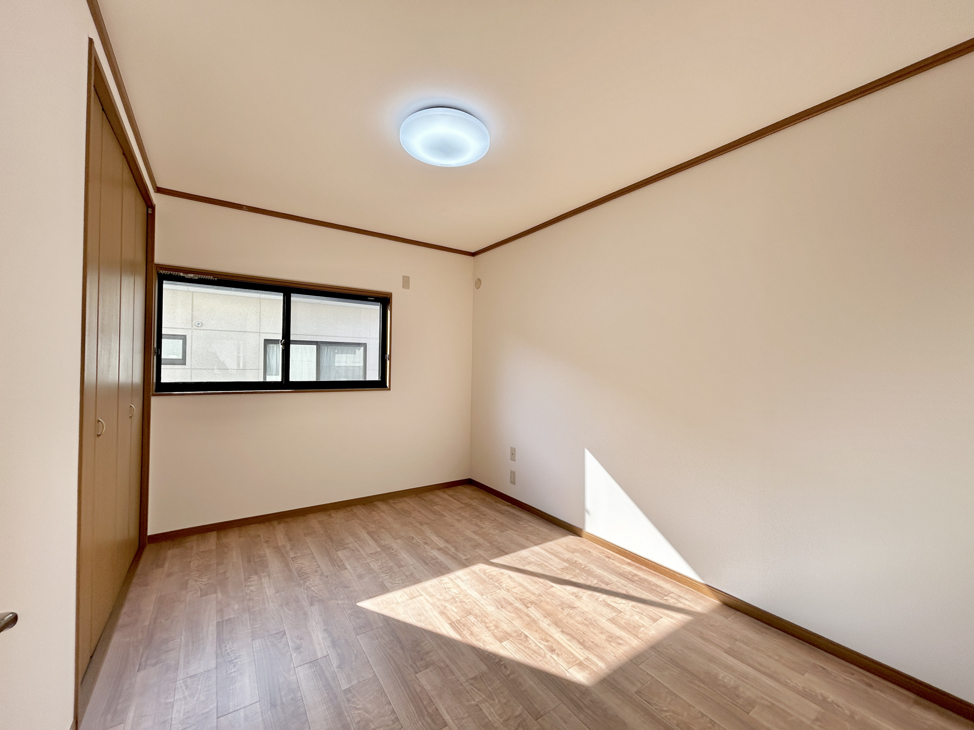 前橋市箱田町　中古物件の子供部屋|木目のフローリングが暖かみのある室内に。明るい寝室で心地のいい朝を迎えられそう。