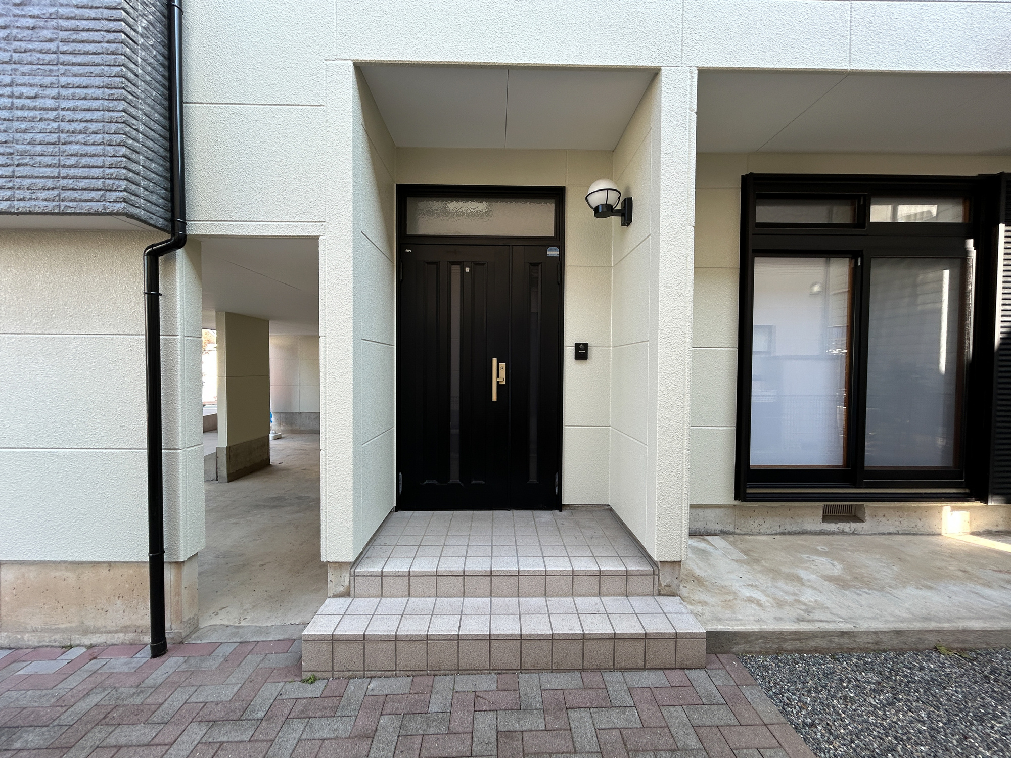 前橋市箱田町　中古物件の玄関|明るく優しいイメージの玄関アプローチ。玄関上は屋根があるので雨の心配いらず♪