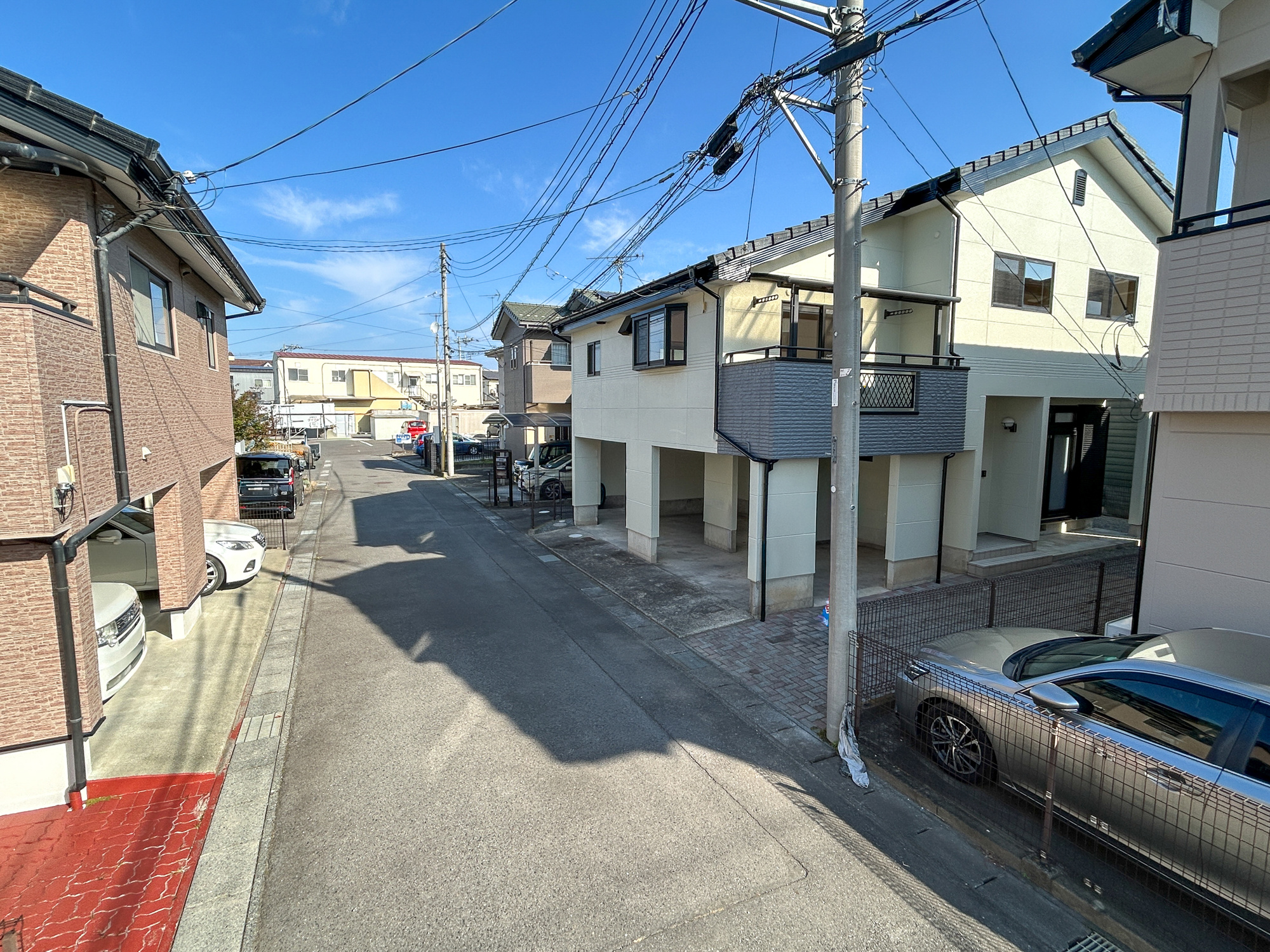前橋市箱田町　中古物件の前面道路含む現地写真|低層の一戸建てを中心とした街並みが整然と続き、周辺は高い建物が建っていないので、採光や開放性に恵まれ、空が広く緑の多い閑静な趣を感じる環境です。