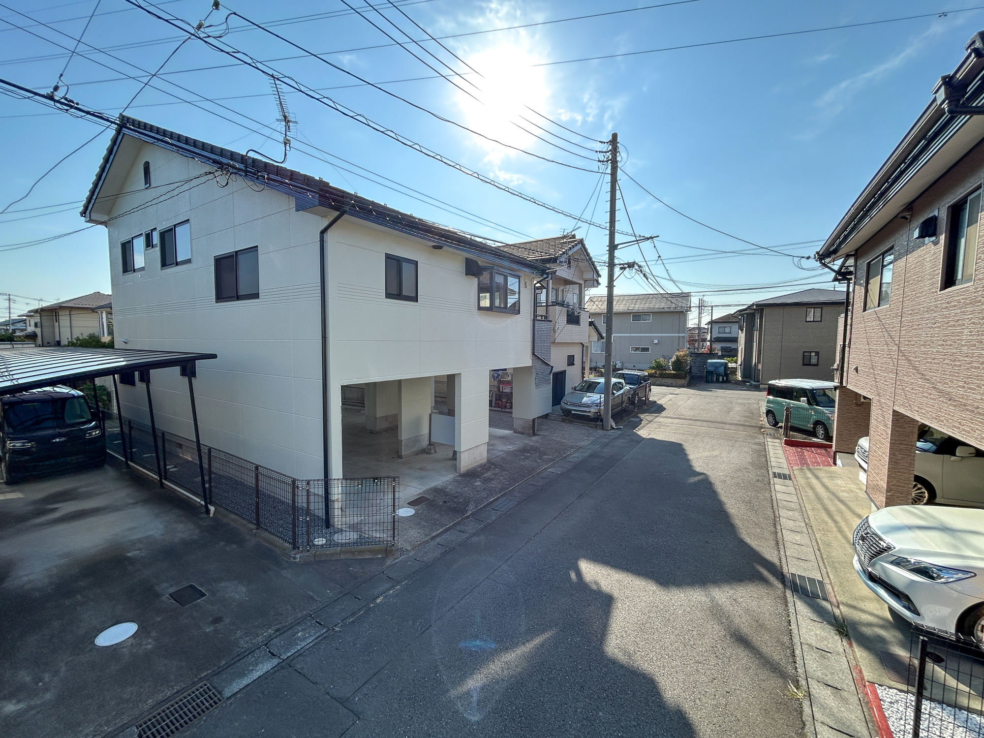 前橋市箱田町　中古物件の前面道路含む現地写真|閑静な住宅地で子育て家族にピッタリ。毎日のお散歩も快適な緑に恵まれたエリアで、自然に包まれた穏やかな暮らしを実現するための、ゆとりある住環境が整っています。

