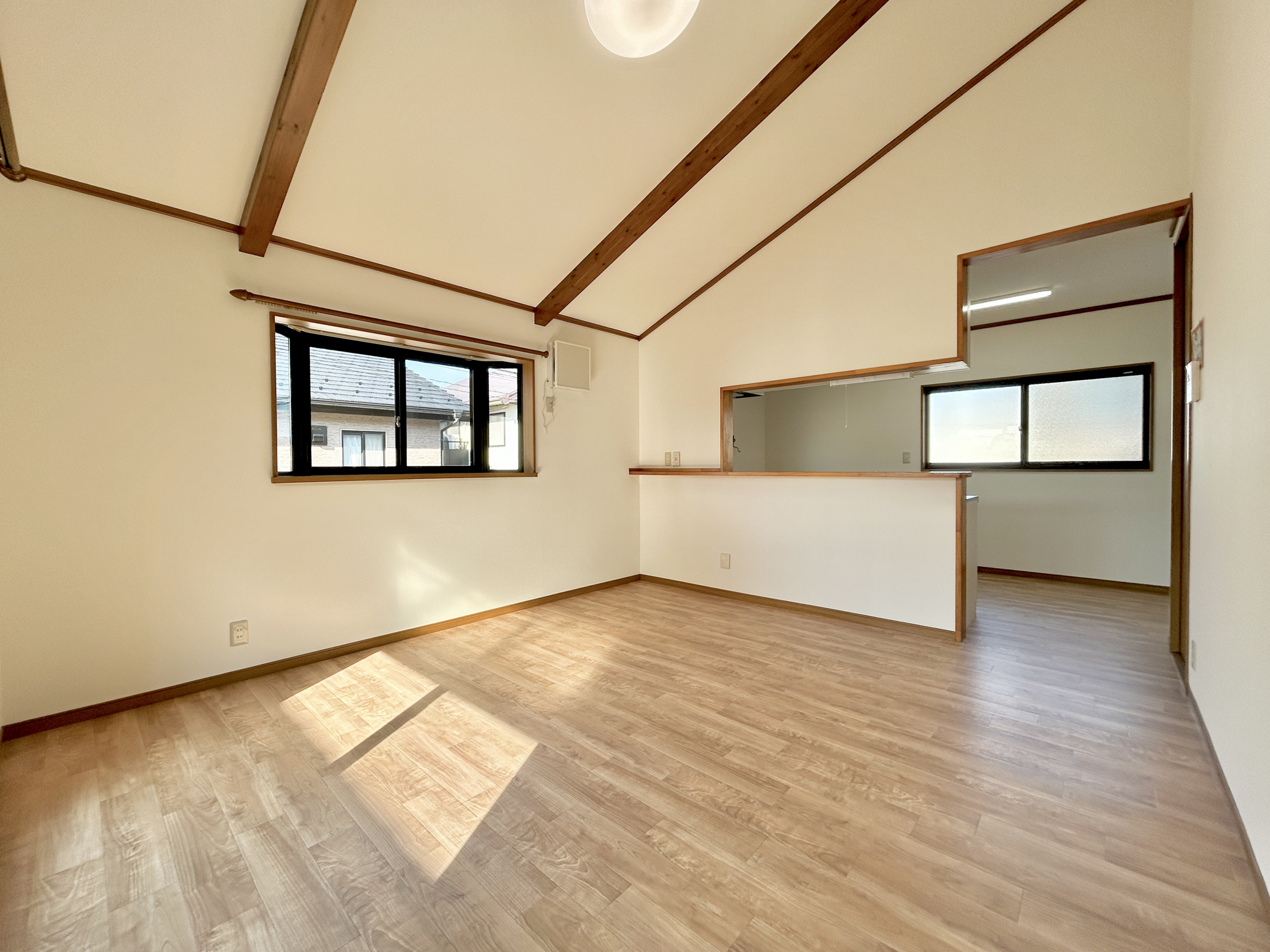 前橋市箱田町　中古物件の居間・リビング|南向きに大きく開いた窓からは、明るい陽射しが射し込みます。
爽やかな風が吹き抜ける心地良いリビングには、自然と家族が集まります。