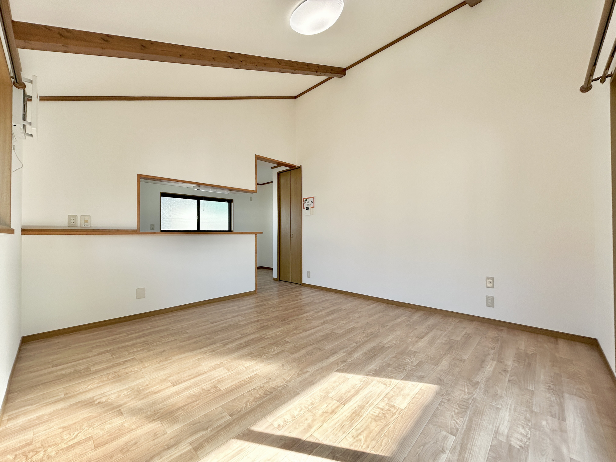 前橋市箱田町　中古物件の居間・リビング|オープンな空間を生み出す、こだわりの広がりとゆとり。家族と過ごす時間を大切にしたい方にぴったりの明るくゆとりある住空間です。南側の窓からの日差しがリビングの隅々までしっかりと届きます！ 