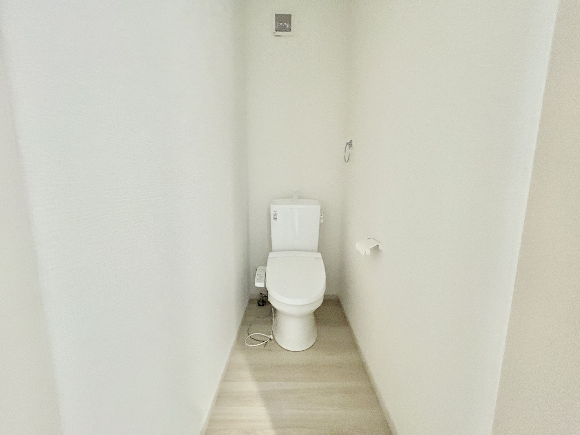 前橋市下新田町1期　新築住宅全3棟のトイレ|節水型でエコなトイレには、今では当たり前の洗浄付き。便座を温める機能もついていて、居心地良くてトイレから出られなくなるかも！換気用に換気扇はもちろん、窓も着いているので常に快適ですね♪
