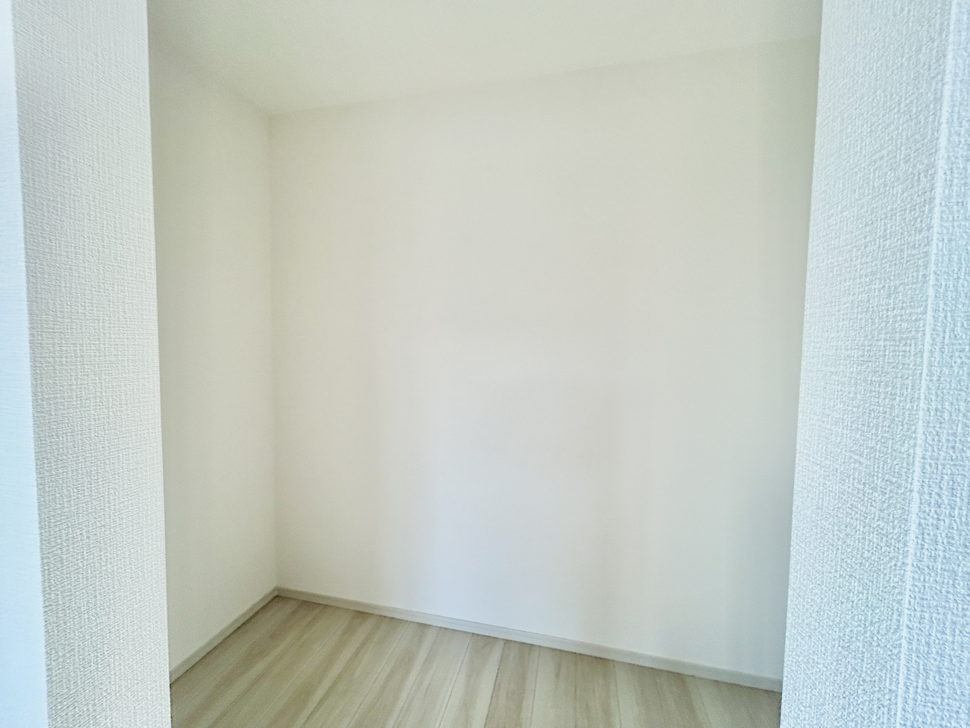 前橋市下新田町1期　新築住宅全3棟の収納|たくさんのお洋服が入る、ウォークインクローゼット。
お洋服以外にも掃除機やスーツケースなどを一箇所に集約できるのが魅力です♪
収納ケースを置かなくていいのでお部屋の見た目にもスッキリ！