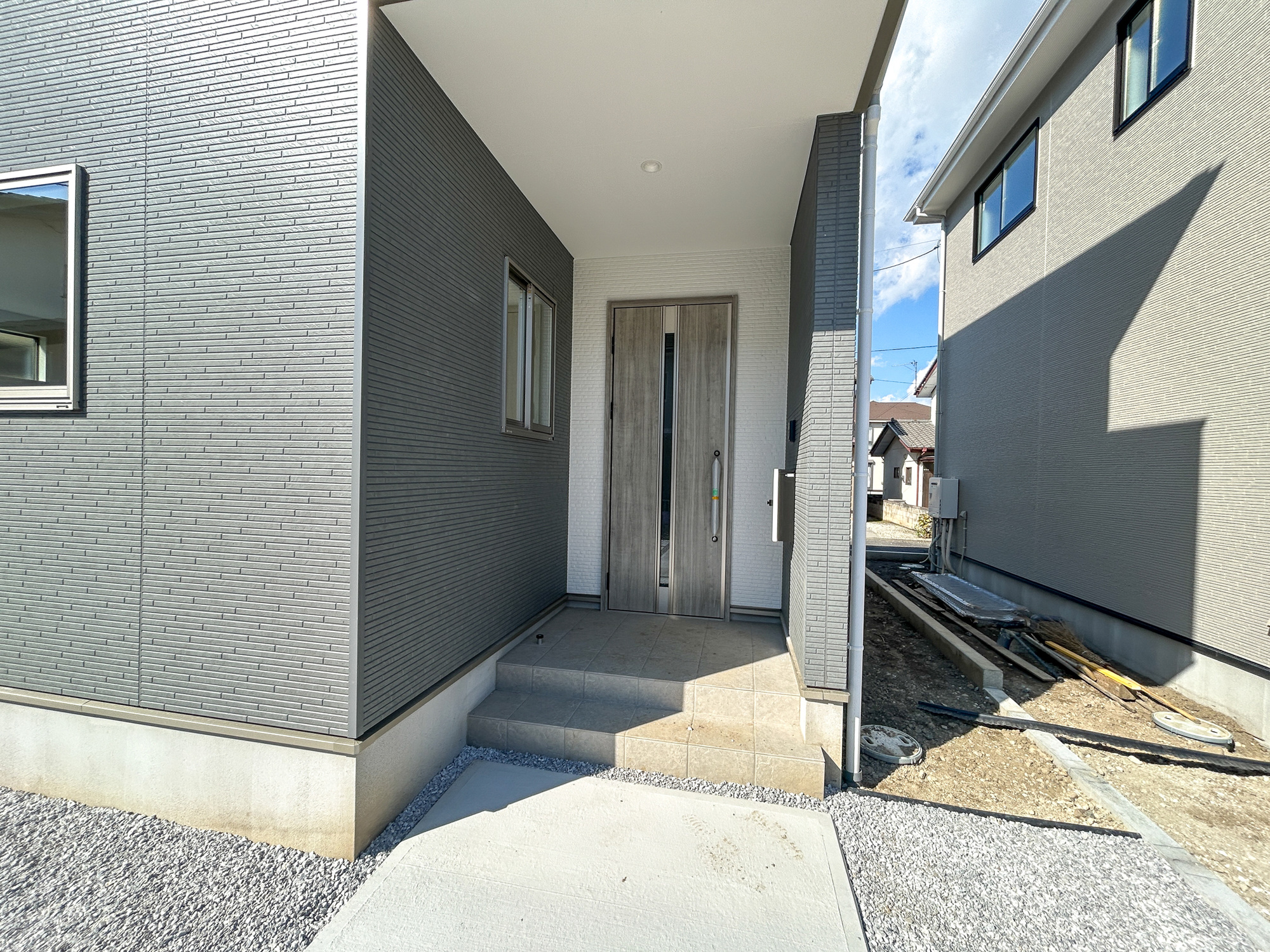 前橋市下新田町1期　新築住宅全3棟の玄関|玄関上は屋根があるので雨の心配いらず♪
