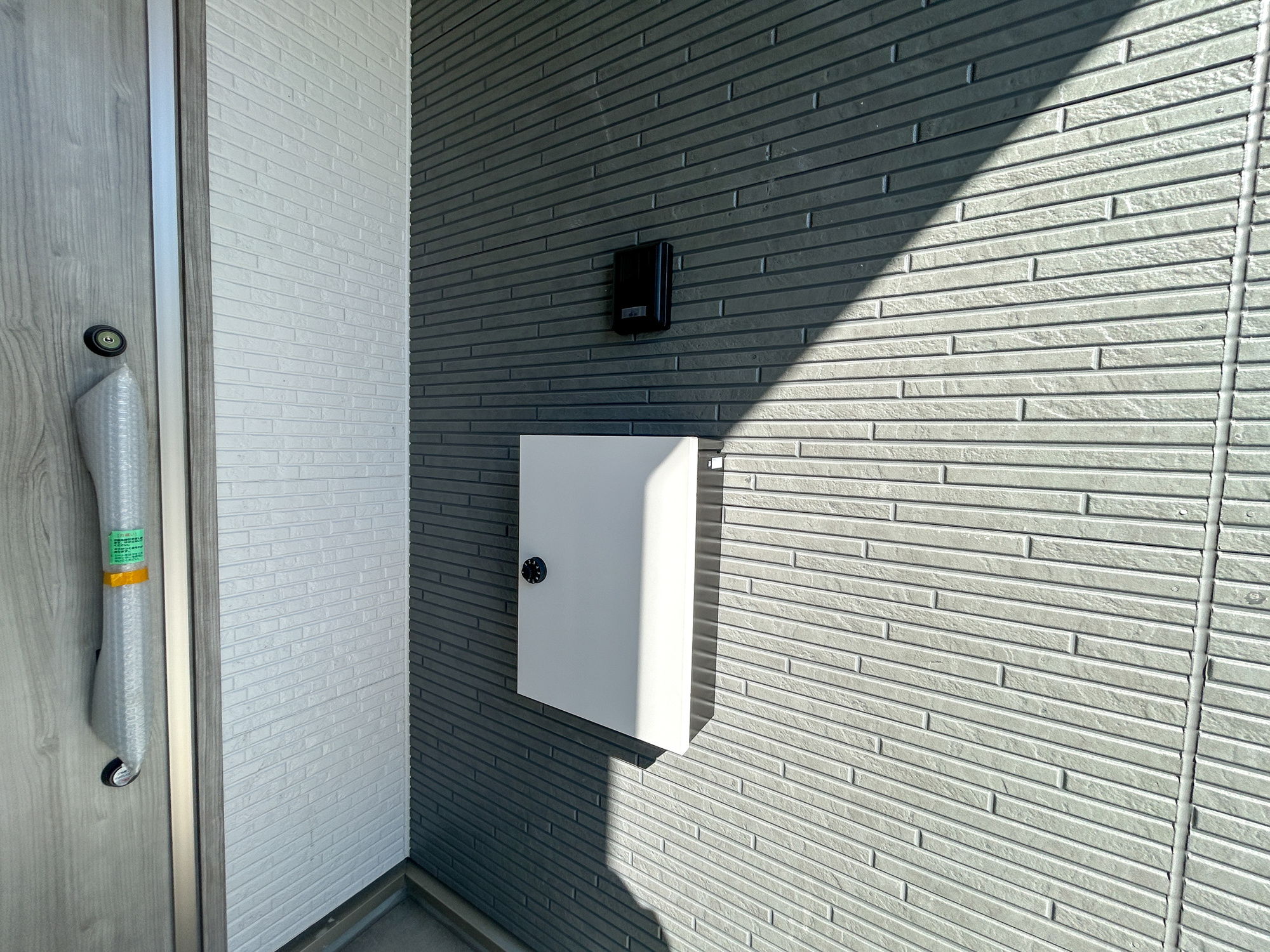 前橋市下新田町1期　新築住宅全3棟の設備|玄関わきに設置された郵便ポスト。玄関近くで取り出しにお庭まで行かずとも取れますね。