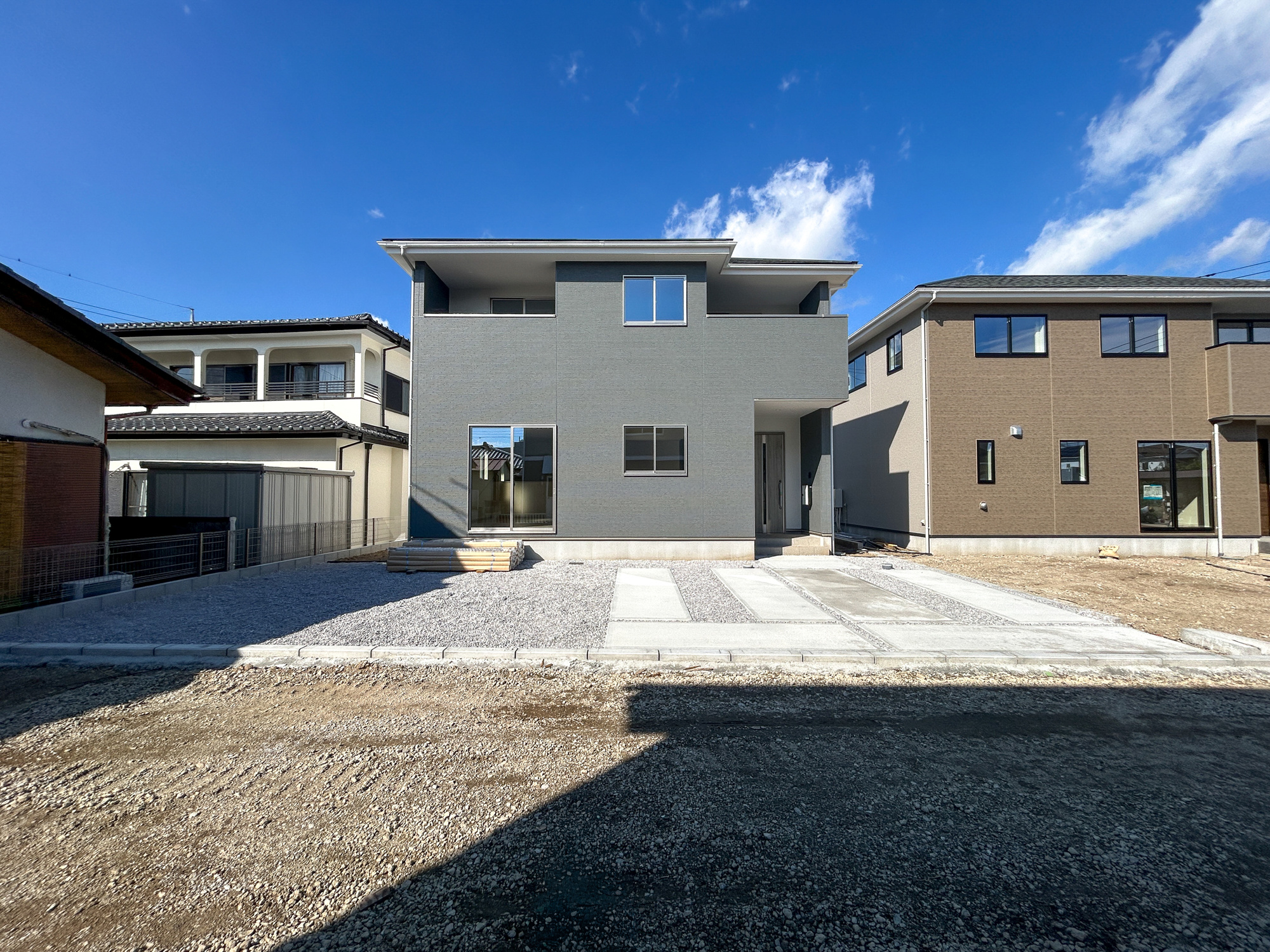 前橋市下新田町1期　新築住宅全3棟の駐車場|車庫土間施工済みです(^^♪