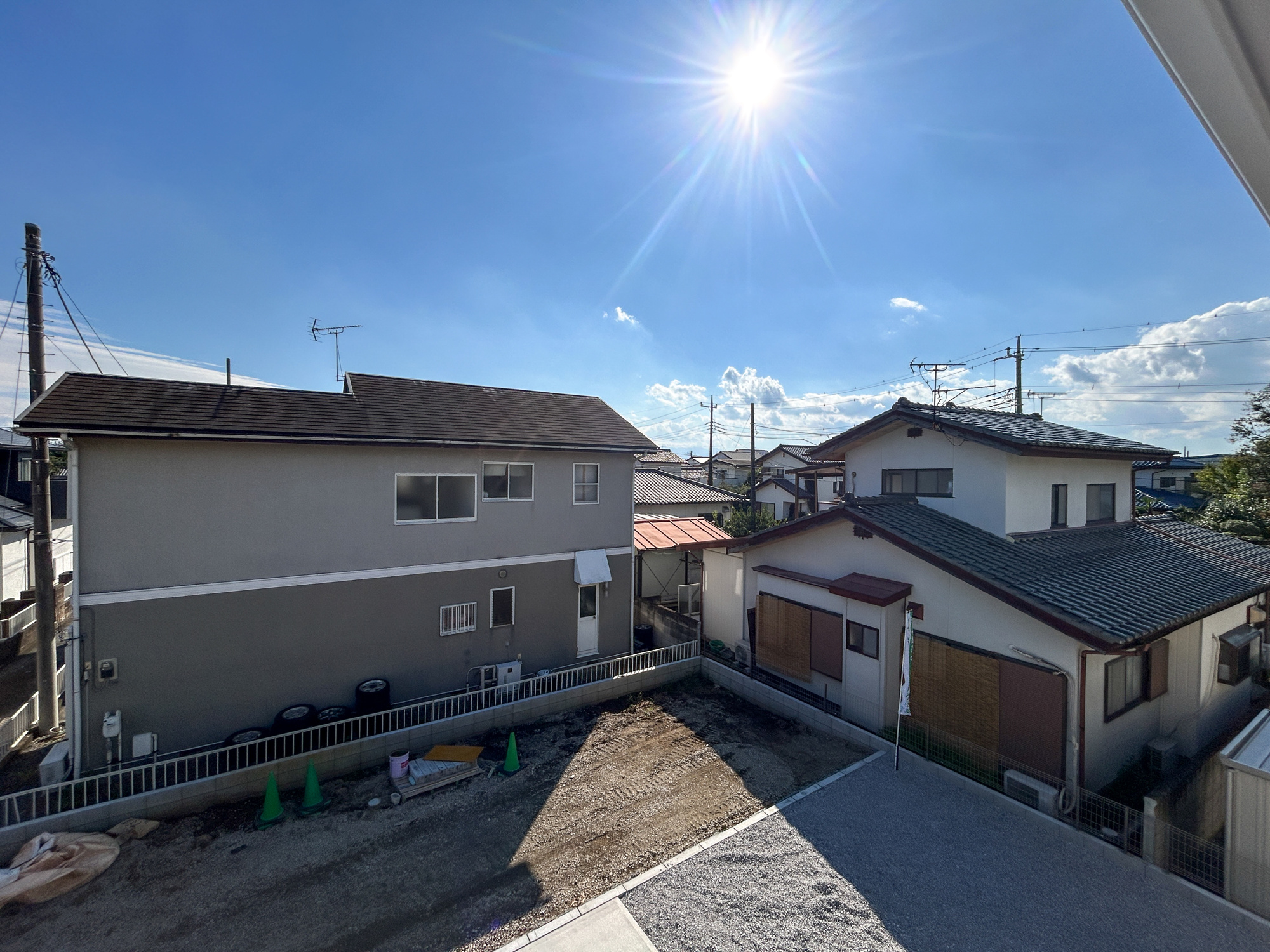 前橋市下新田町1期　新築住宅全3棟の展望|低層の一戸建てを中心とした街並みが整然と続き、周辺は高い建物が建っていないので、採光や開放性に恵まれ、空が広く緑の多い閑静な趣を感じる環境です。