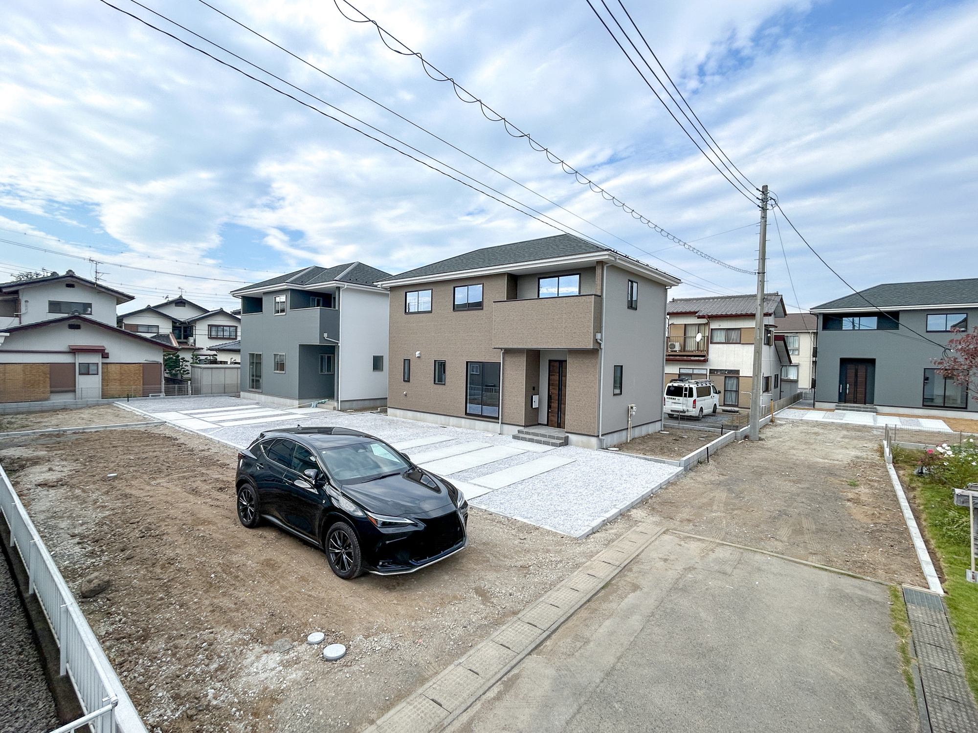 前橋市下新田町1期　新築住宅全3棟の前面道路含む現地写真|閑静な住宅地で子育て家族にピッタリ。毎日のお散歩も快適な緑に恵まれたエリアで、自然に包まれた穏やかな暮らしを実現するための、ゆとりある住環境が整っています。


