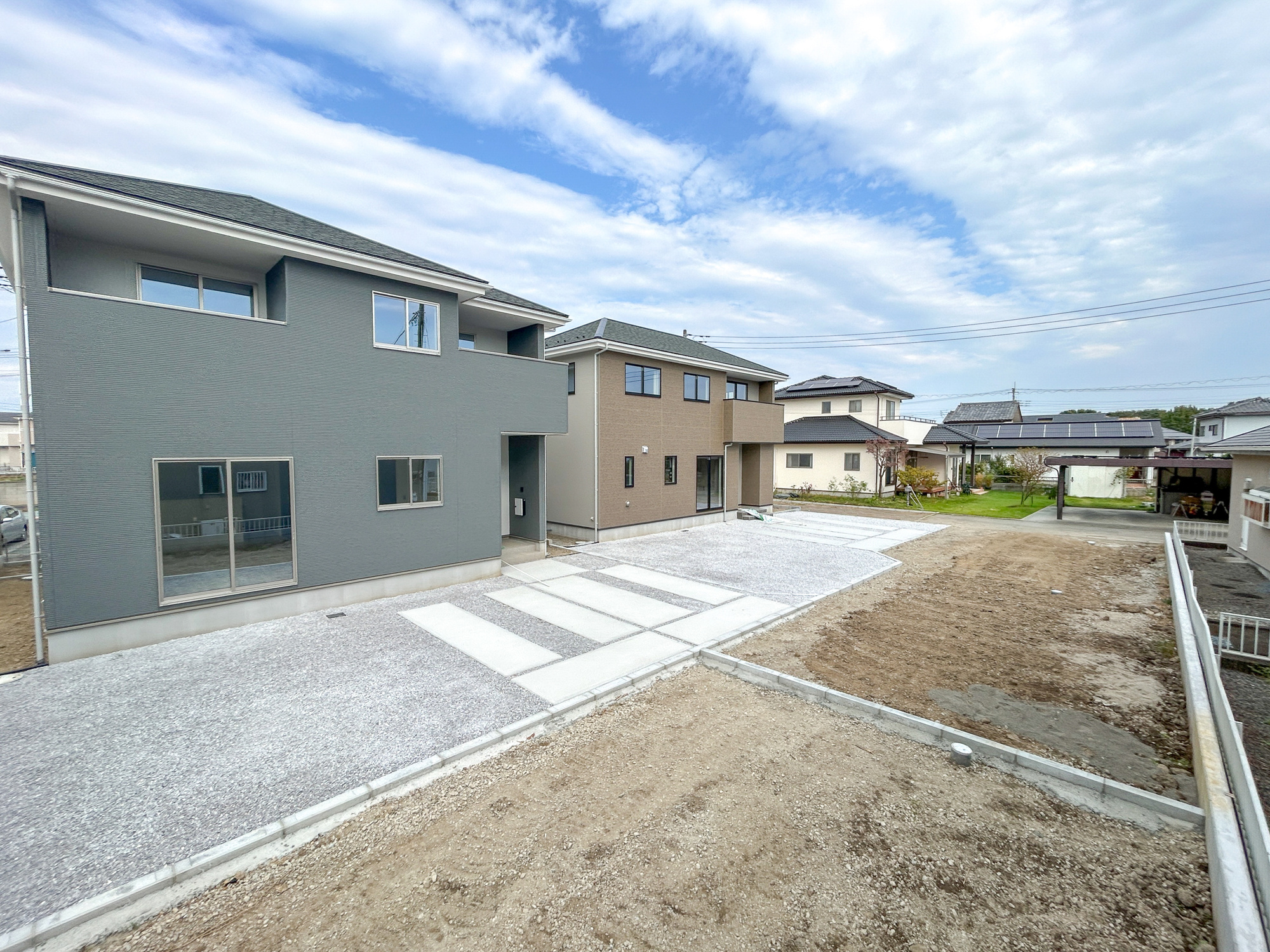 前橋市下新田町1期　新築住宅全3棟の前面道路含む現地写真|低層の一戸建てを中心とした街並みが整然と続き、周辺は高い建物が建っていないので、採光や開放性に恵まれ、空が広く緑の多い閑静な趣を感じる環境です。

