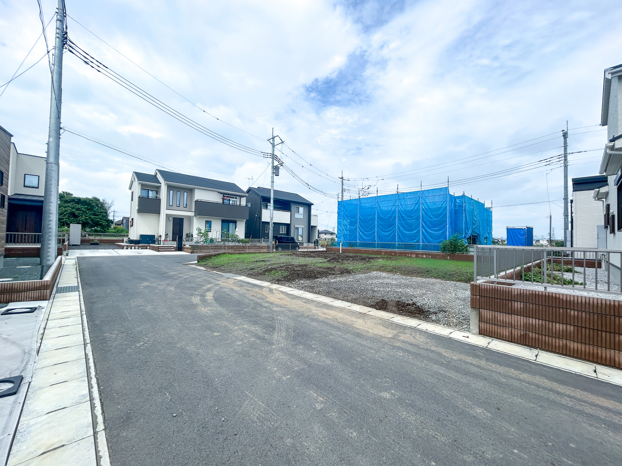 伊勢崎市三室町第2期　新築住宅全1棟の前面道路含む現地写真|閑静な住宅地で子育て家族にピッタリ。毎日のお散歩も快適な緑に恵まれたエリアで、自然に包まれた穏やかな暮らしを実現するための、ゆとりある住環境が整っています。

