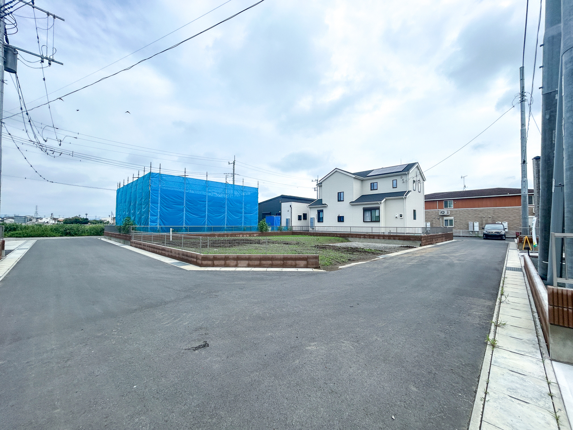 伊勢崎市三室町第2期　新築住宅全1棟の前面道路含む現地写真|低層の一戸建てを中心とした街並みが整然と続き、周辺は高い建物が建っていないので、採光や開放性に恵まれ、空が広く緑の多い閑静な趣を感じる環境です。

