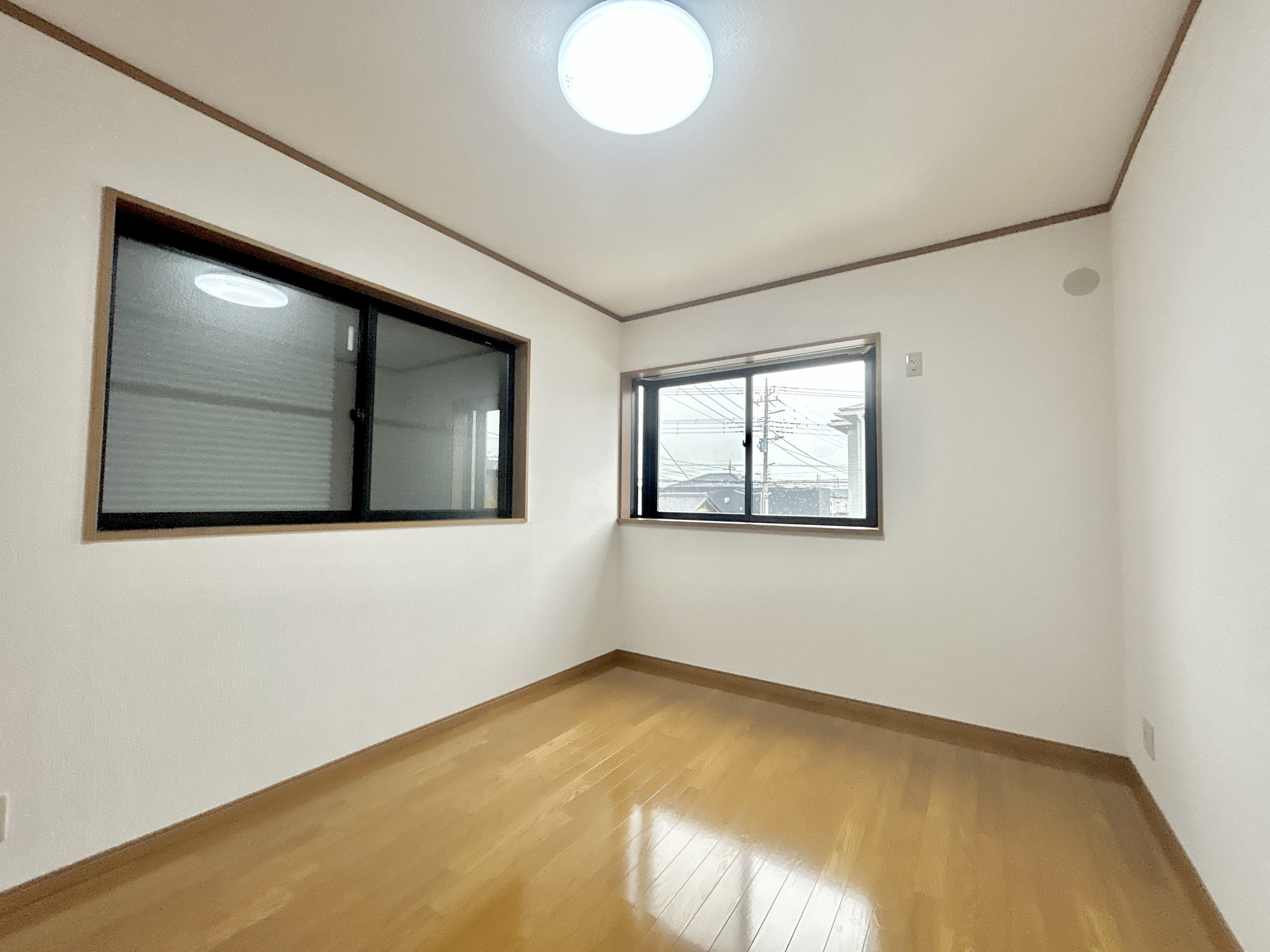 伊勢崎市長沼町　　中古住宅の洋室|木目のフローリングが暖かみのある室内に。明るい寝室で心地のいい朝を迎えられそう。