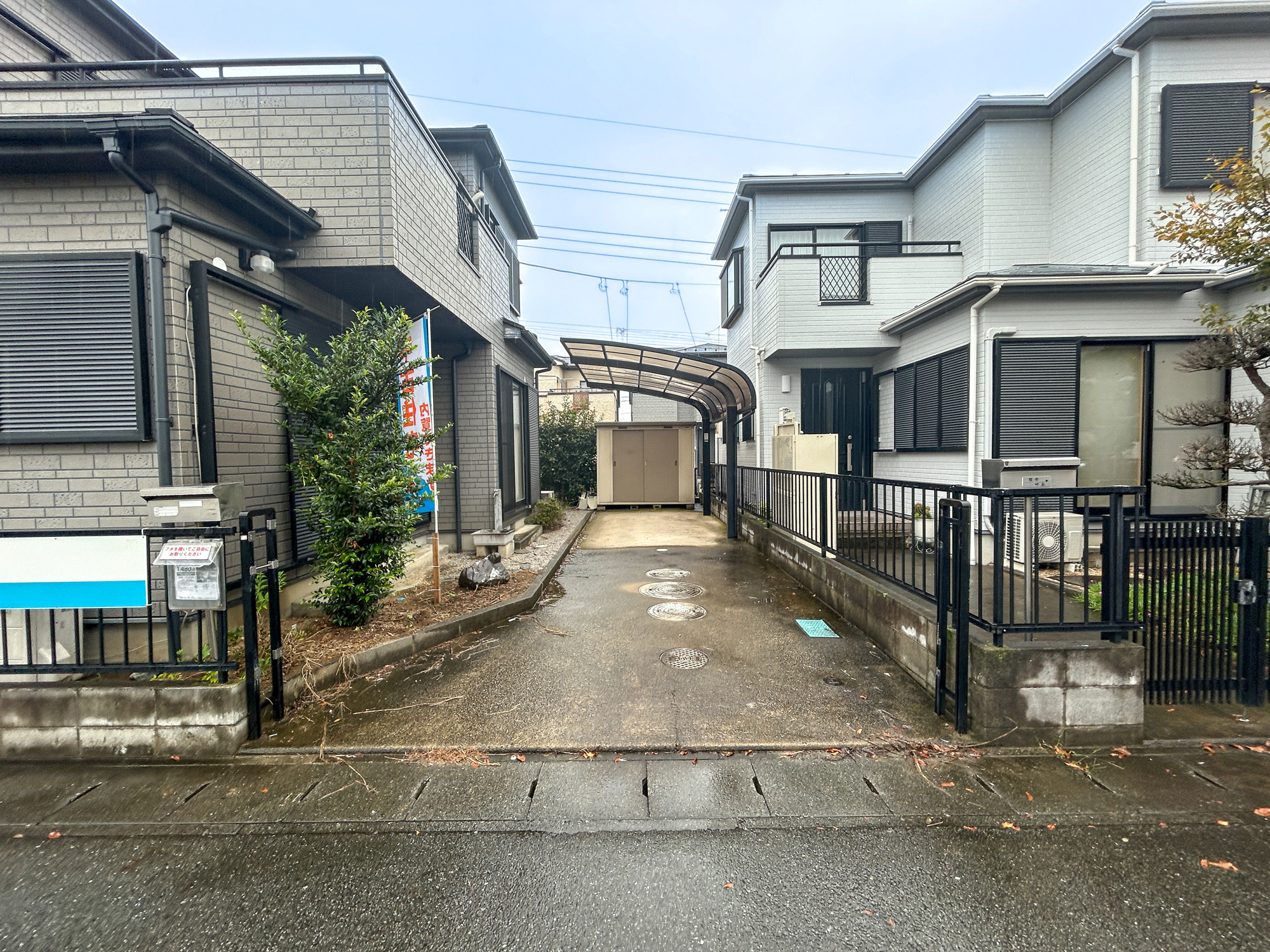 伊勢崎市長沼町　　中古住宅の駐車場|駐車場は全面アスファルト施工済みでお手入れ不要です(^^♪
