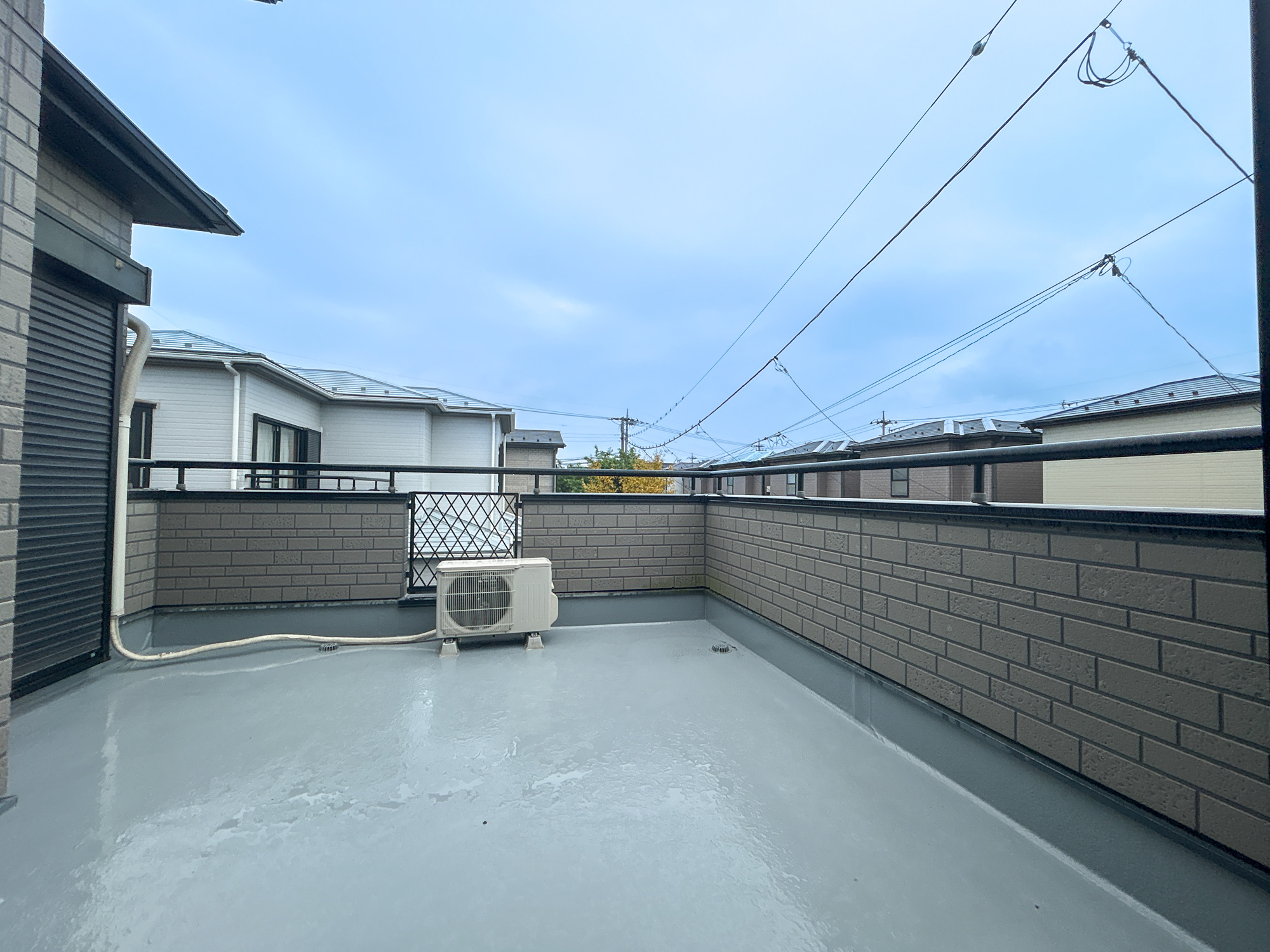 伊勢崎市長沼町　　中古住宅のバルコニー|開放的なバルコニーは見晴らしもよく、太陽の温かな温もりをめいっぱい受け止めてくれます。太陽の光と爽やかな風を受けたお洗濯物はあっという間に乾き、取りこむ時には太陽の匂いを感じられそうですね。