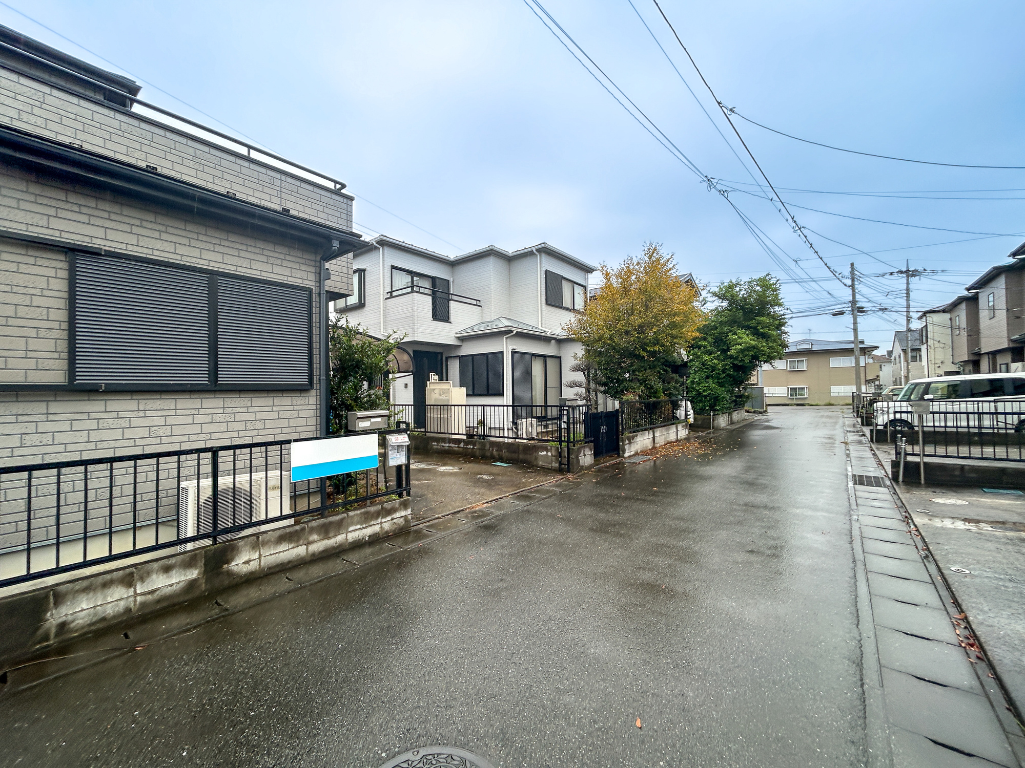 伊勢崎市長沼町　　中古住宅の前面道路含む現地写真|閑静な住宅地で子育て家族にピッタリ。毎日のお散歩も快適な緑に恵まれたエリアで、自然に包まれた穏やかな暮らしを実現するための、ゆとりある住環境が整っています。

