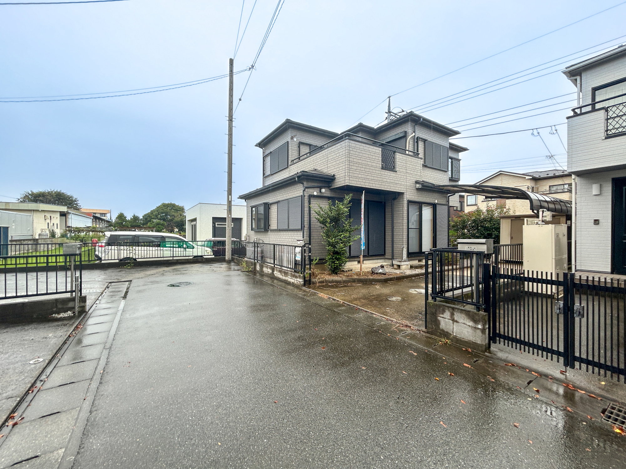伊勢崎市長沼町　　中古住宅の前面道路含む現地写真|低層の一戸建てを中心とした街並みが整然と続き、周辺は高い建物が建っていないので、採光や開放性に恵まれ、空が広く緑の多い閑静な趣を感じる環境です。

