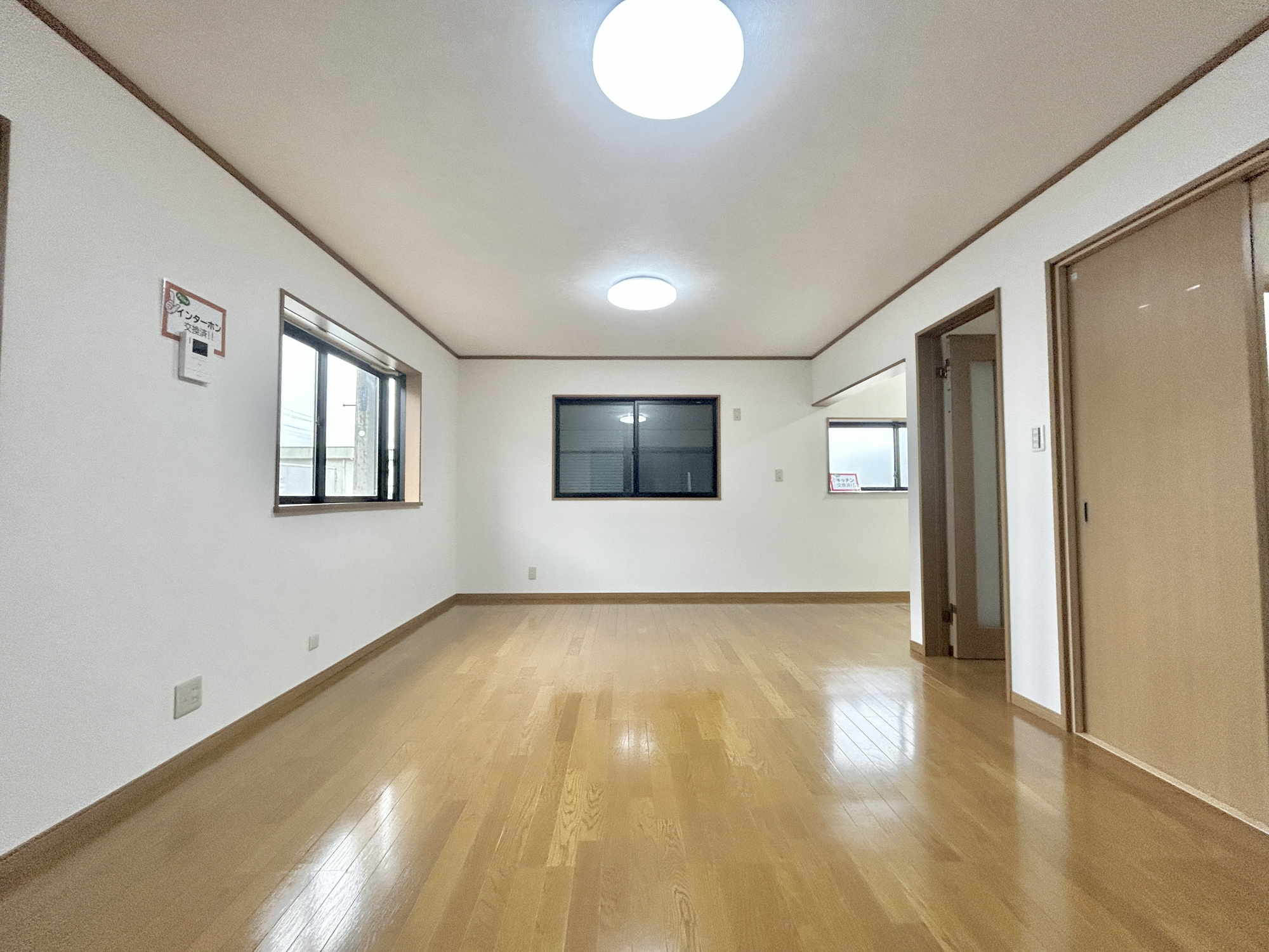 伊勢崎市長沼町　　中古住宅の居間・リビング|窓からは、明るい陽射しが射し込みます。
爽やかな風が吹き抜ける心地良いリビングには、自然と家族が集まります。
