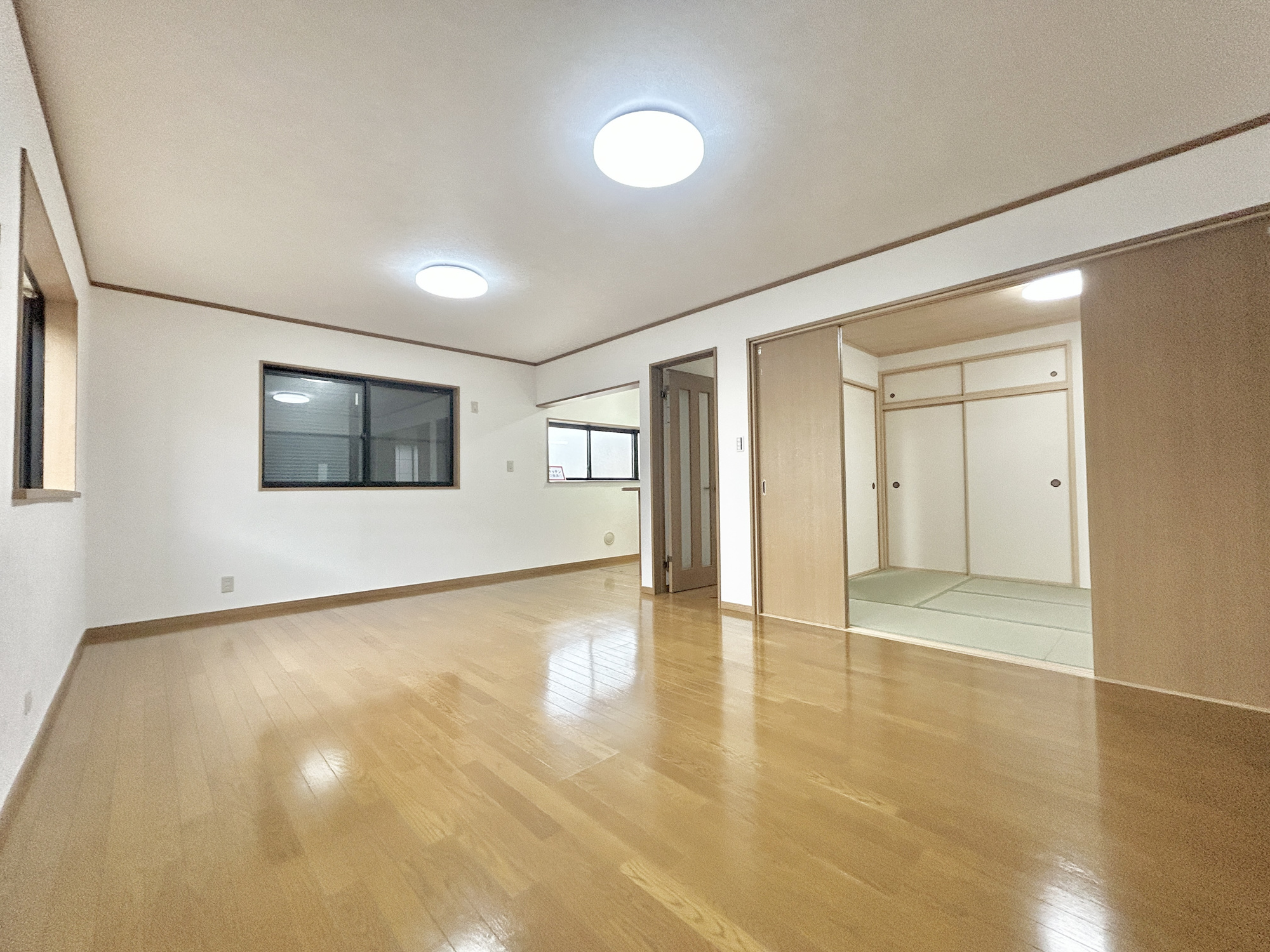 伊勢崎市長沼町　　中古住宅の居間・リビング|室内にいても、たっぷりの陽光と爽やかな風を感じて頂ける、開放感あふれるリビングです。
ご家族と穏やかに過ごす、心地の良い時間が流れます。