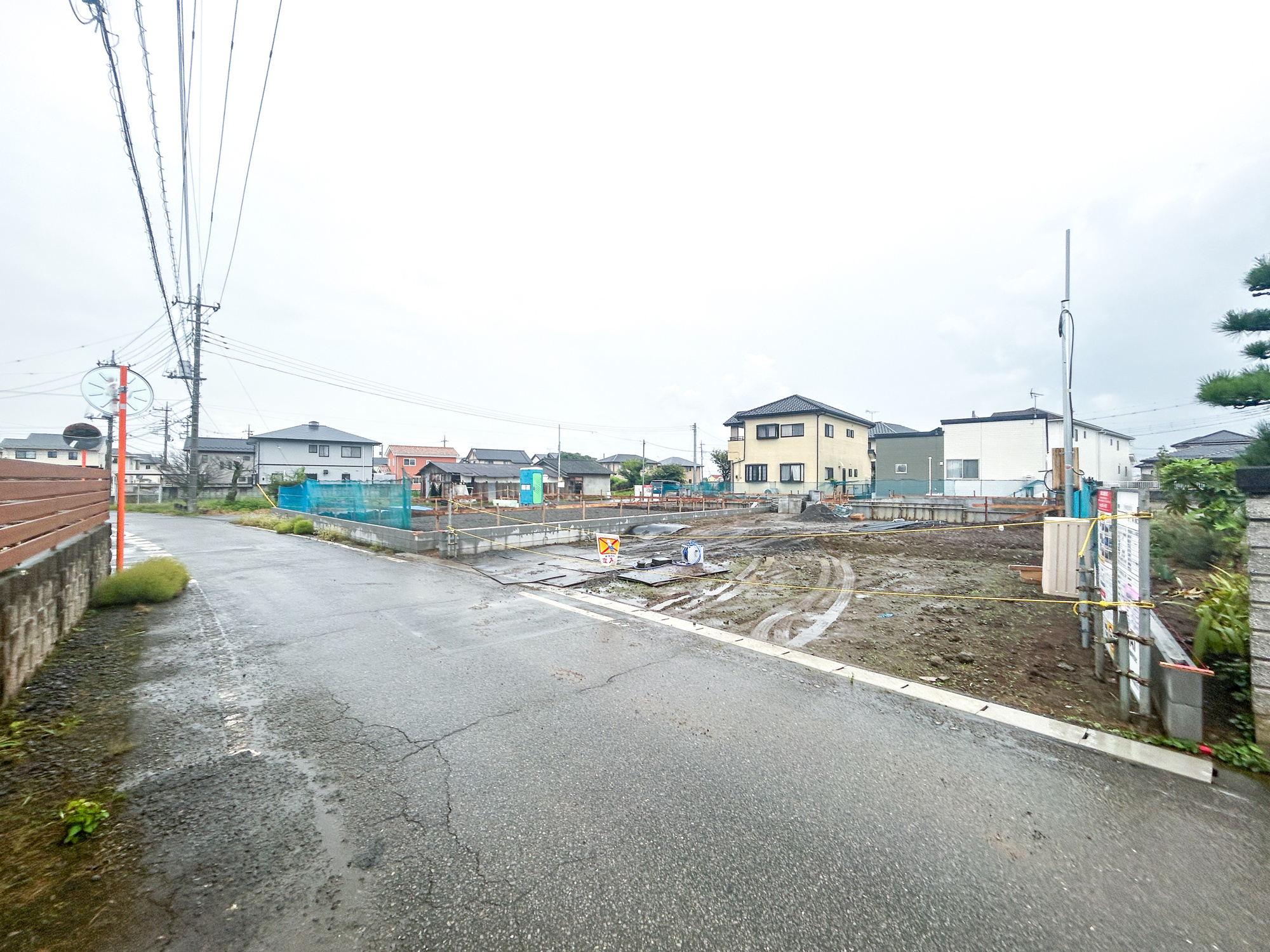 伊勢崎市西久保町3丁目1期　新築住宅全3棟の前面道路含む現地写真|閑静な住宅地で子育て家族にピッタリ。毎日のお散歩も快適な緑に恵まれたエリアで、自然に包まれた穏やかな暮らしを実現するための、ゆとりある住環境が整っています。

